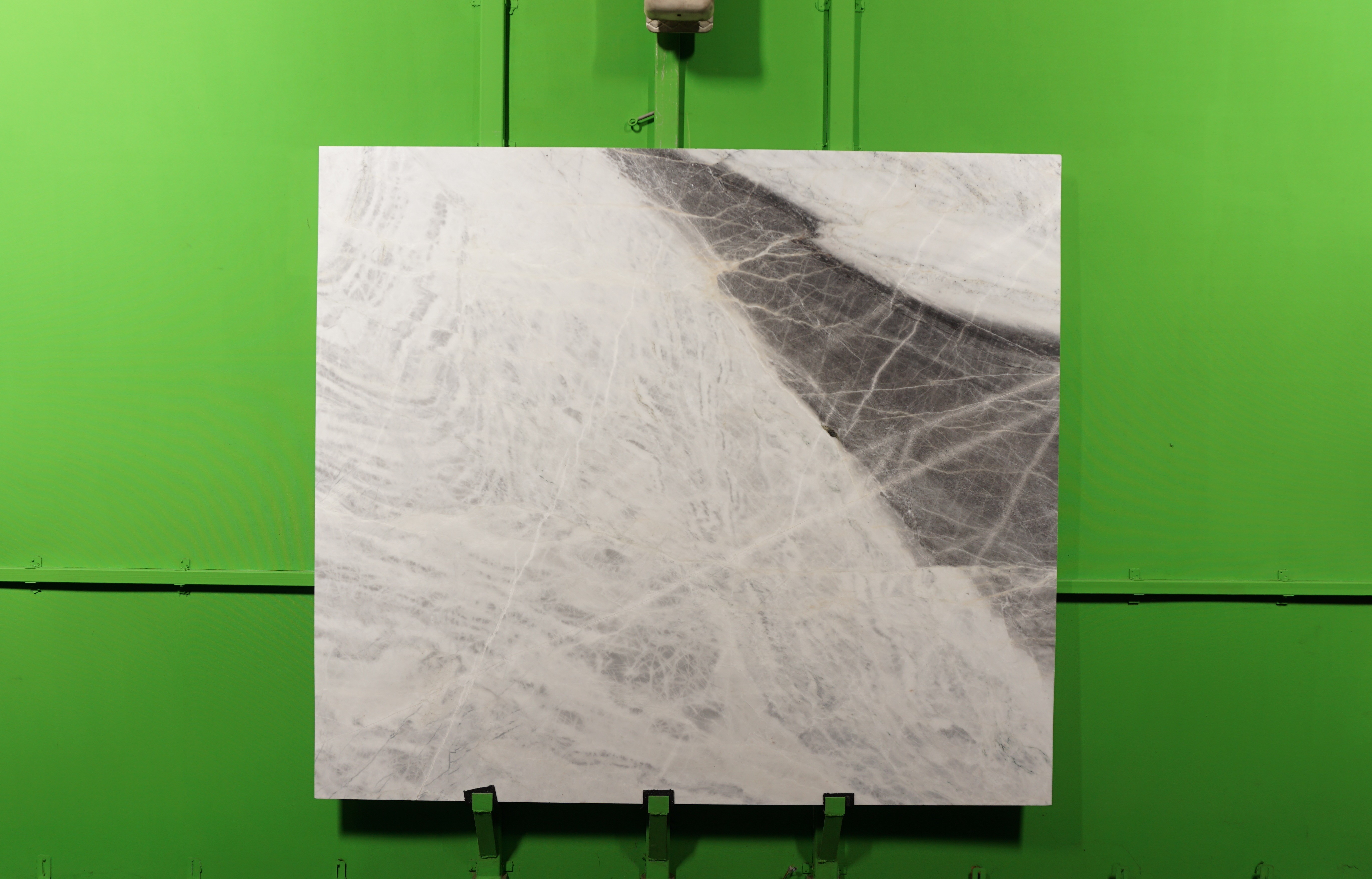 Weißer Naturstein mit markanter grauer Ader - Bianco Altara Marmorplatte 