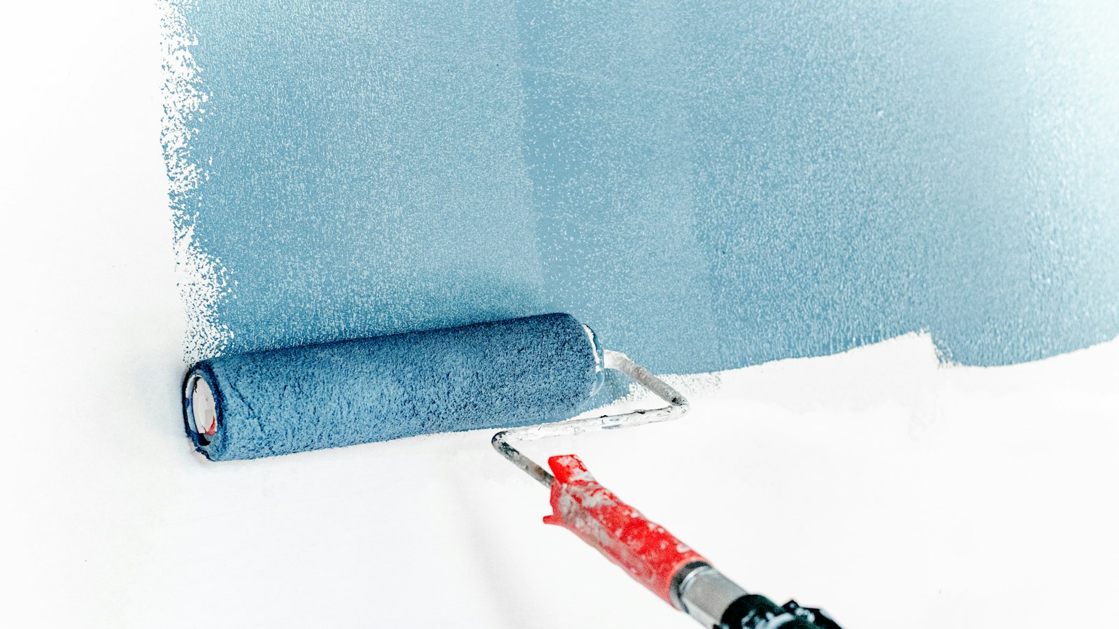 Rouleau appliquant de la peinture sur un mur