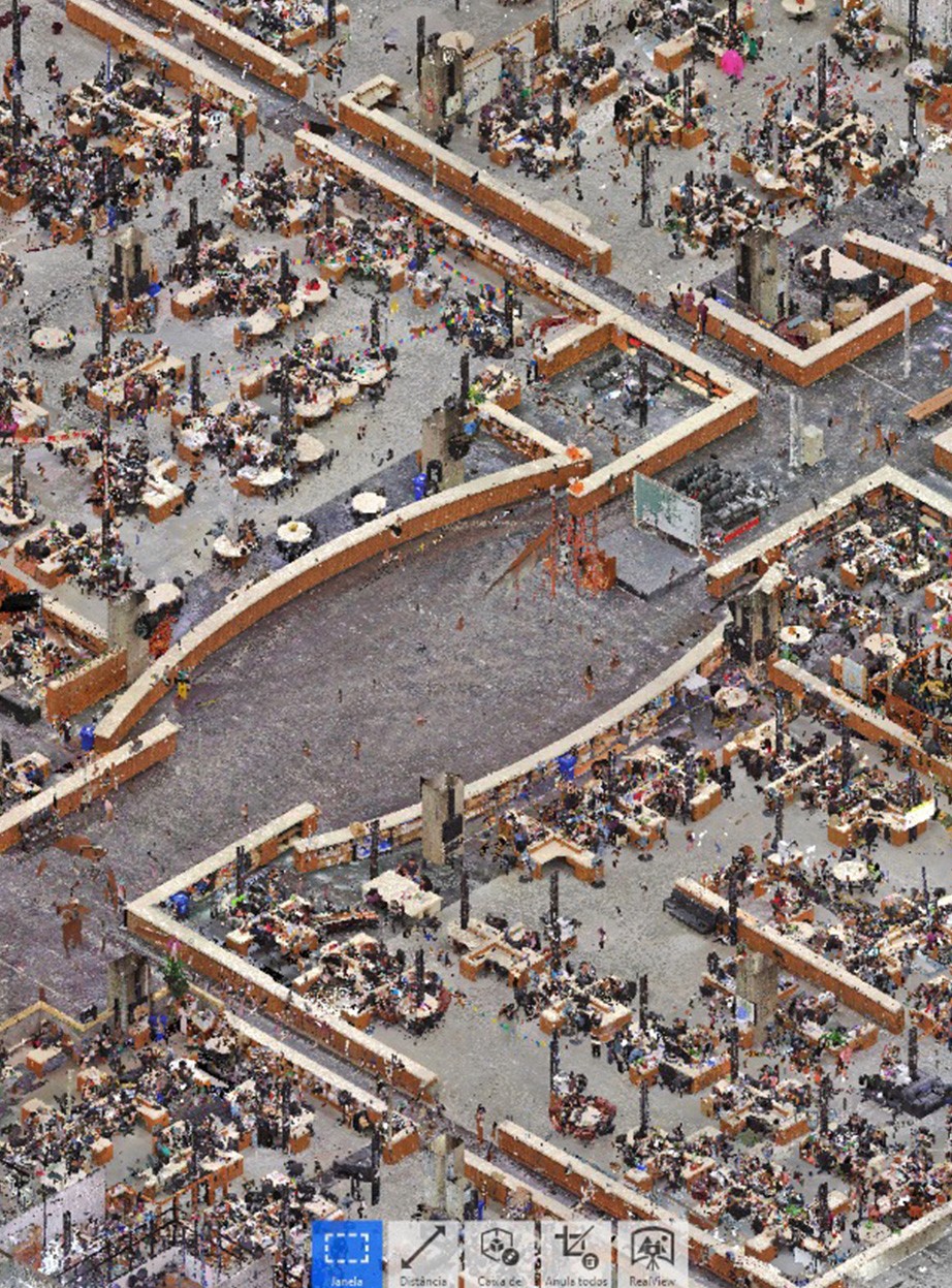 Visão aérea detalhada do arquivo técnico de um escritório em plano aberto gerada por escaneamento laser. A imagem de alta resolução mostra centenas de estações de trabalho, mesas e cadeiras com precisão milimétrica, permitindo a gestão de ativos e layout através de um modelo digital fiel.