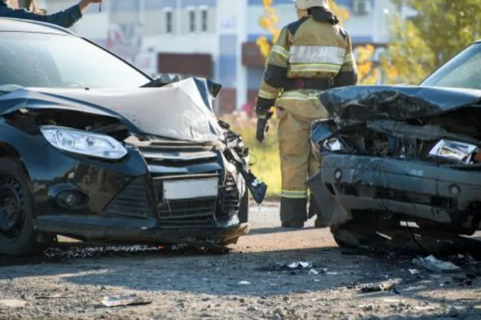 determinación de compensación cuando se presenta una demanda contra una compañía de seguros - accidente de auto