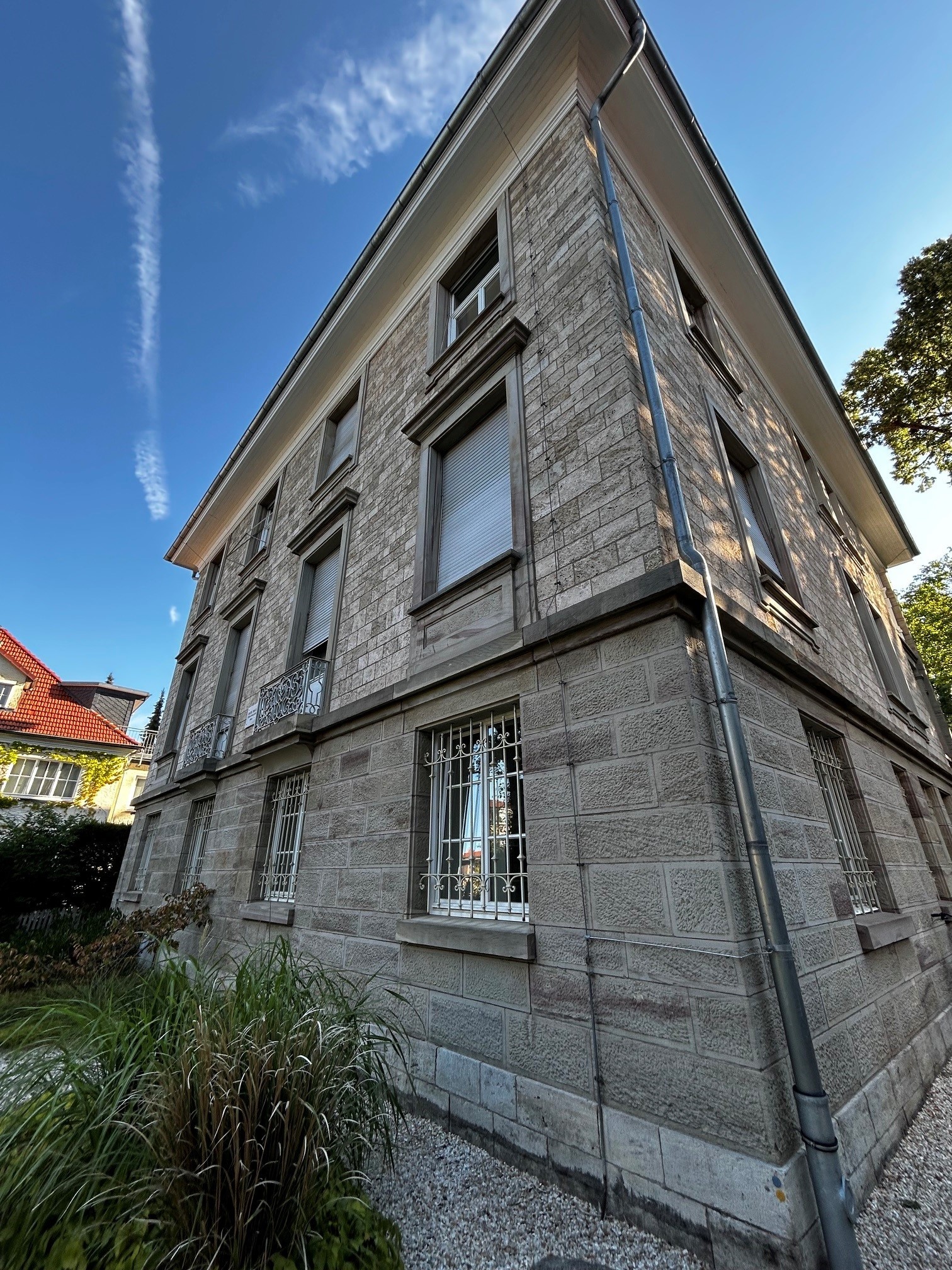 Ecksicht auf alte Steinfassade der Stadtvilla