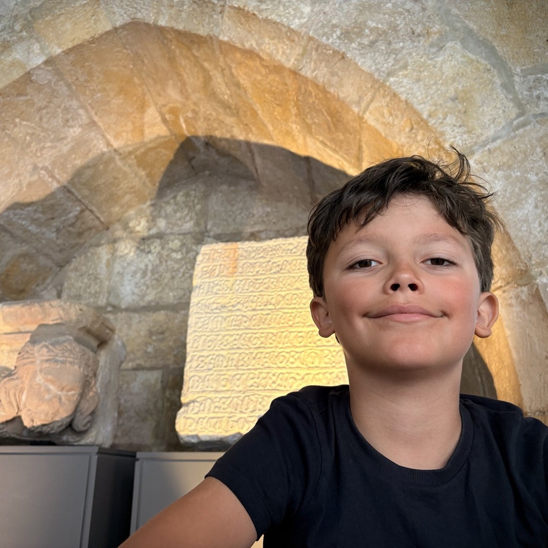 Santi in front of ruins
