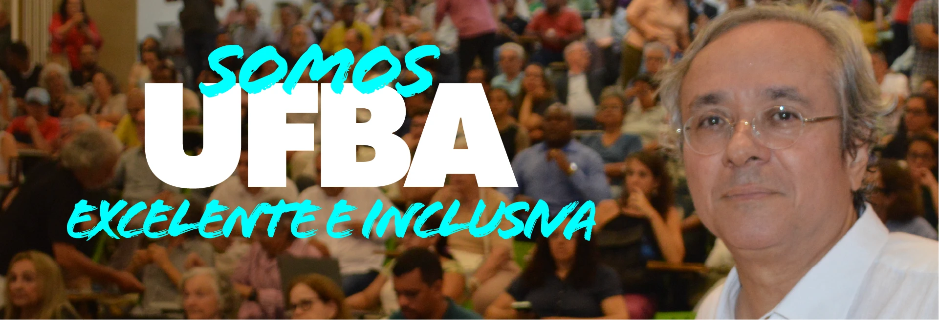 rosto de João Carlos Salles, a esquerda, as palavras "Somos UFBA Radical e criativa" atrás, um grupo grande de pessoas observando