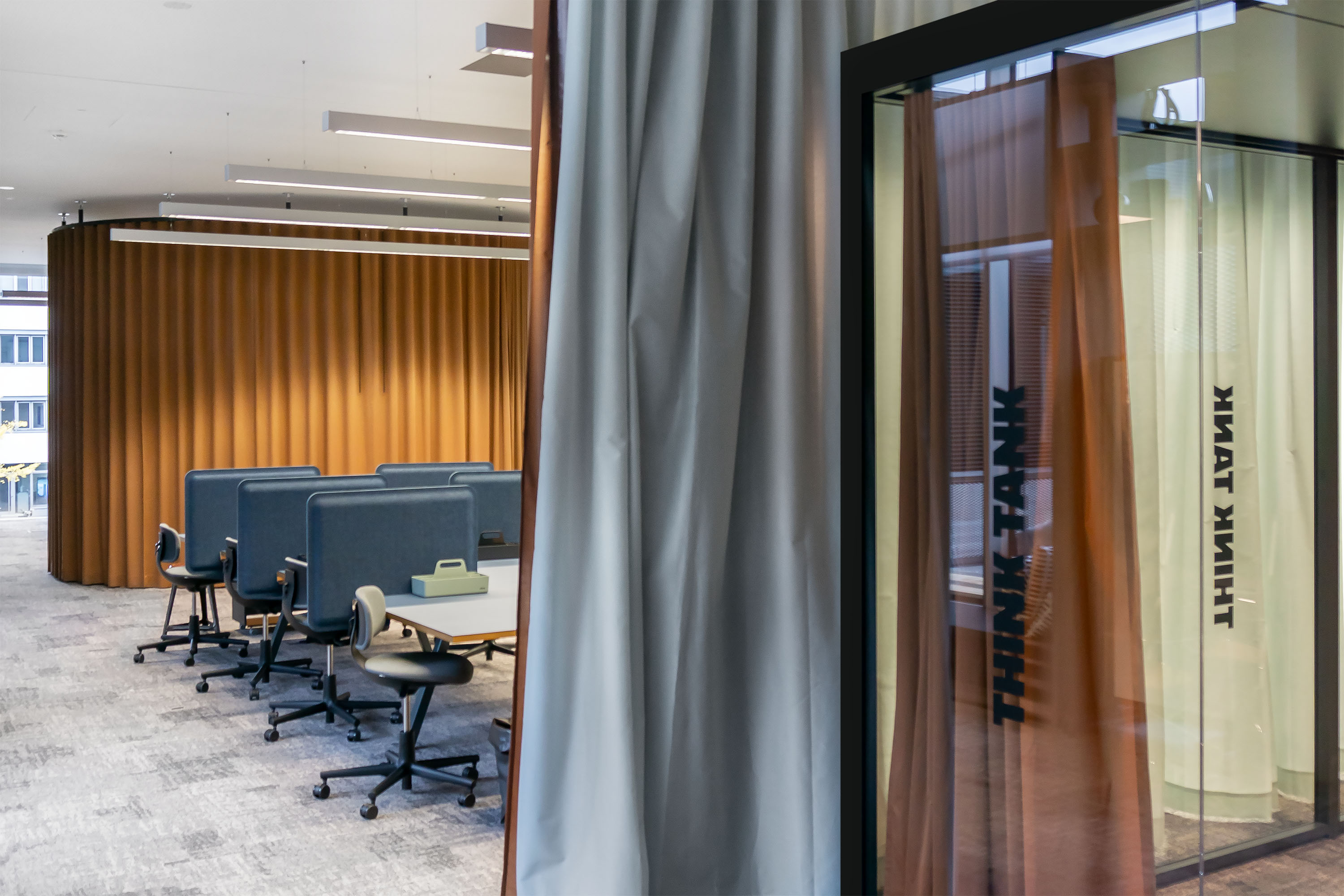 Offene Workspace-Fläche im Campus Founders Büro mit flexiblen Arbeitsplätzen und moderner Einrichtung