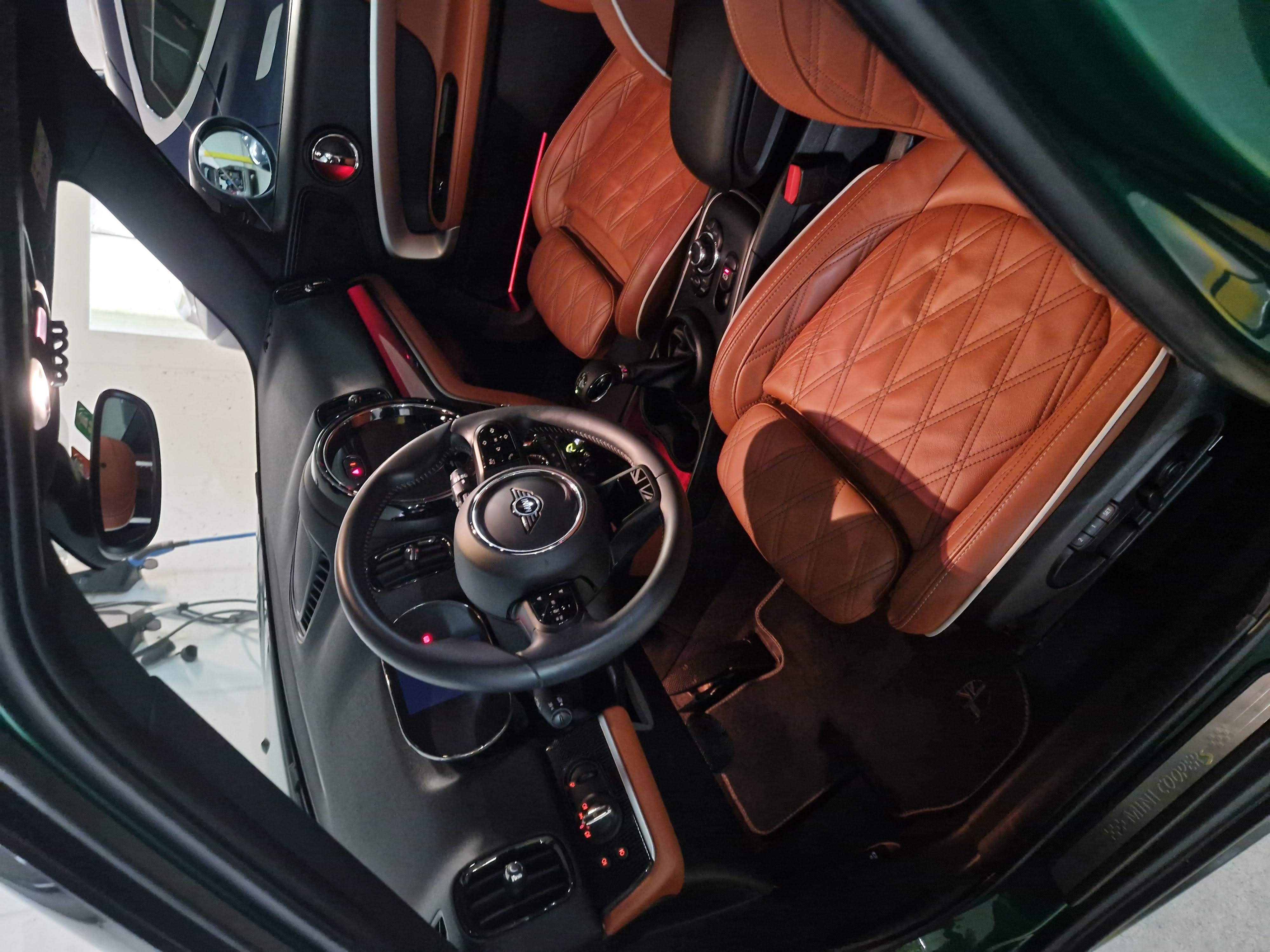 Staubfreies Armaturenbrett nach professioneller Autoreinigung Innenraum – makellos und glänzend