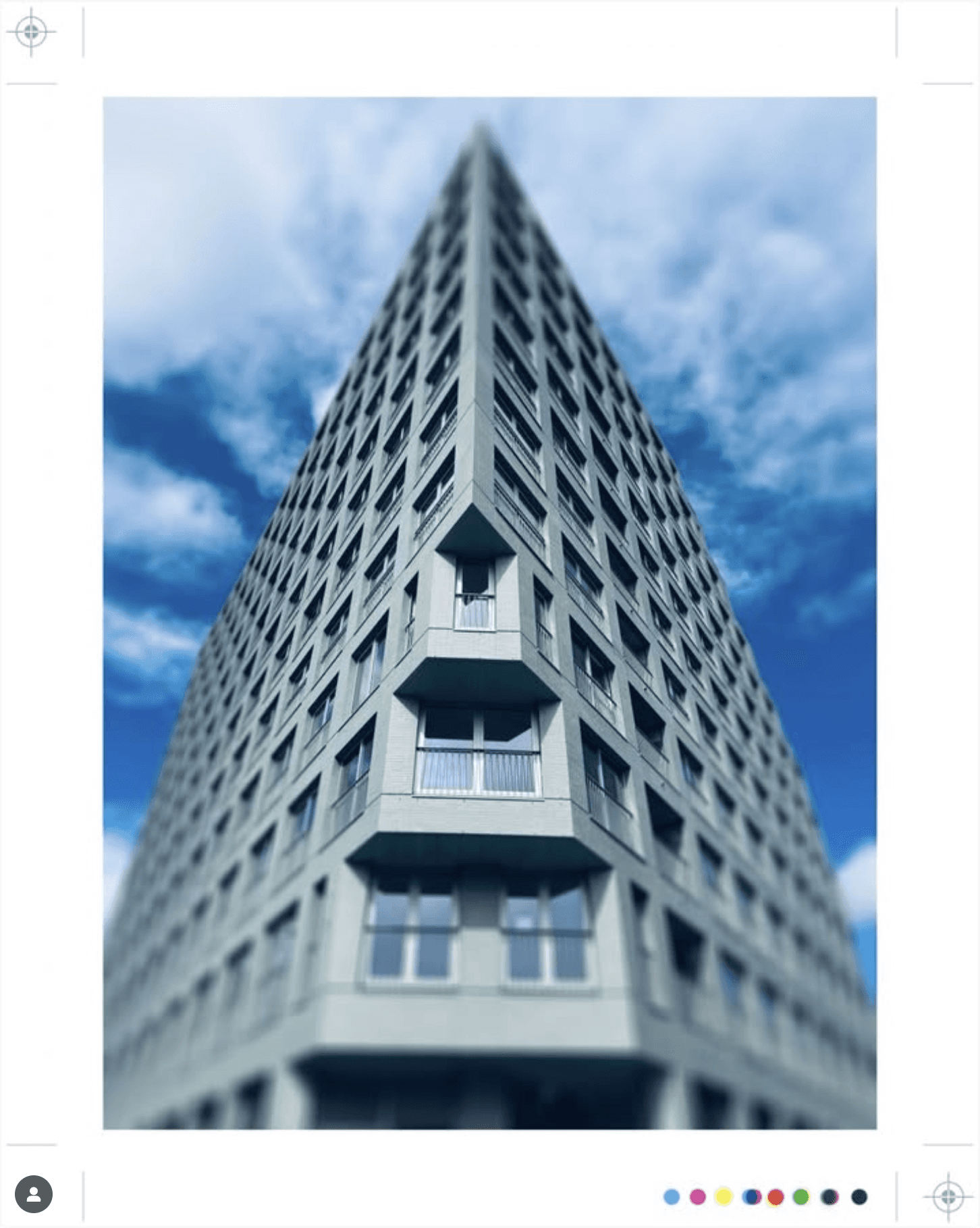 Hoog gebouw met veel ramen gezien vanuit een kikvorsperspectief tegen een