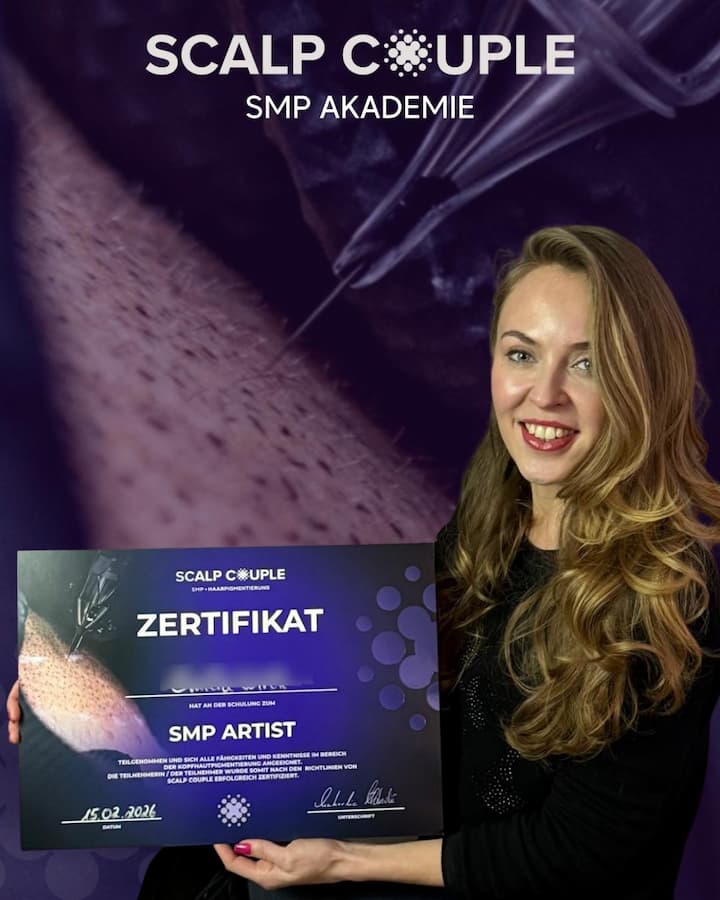 Absolventin der Scalp Couple SMP Akademie hält ihr Zertifikat als SMP Artist, Februar 2026