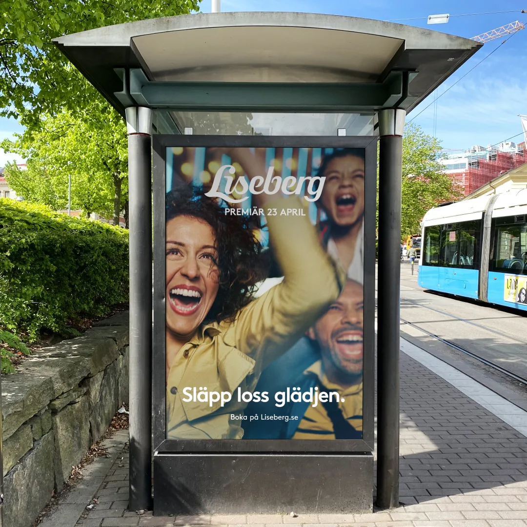 Liseberg-affisch i en busskur med texten Släpp loss glädjen, premiär 23 april