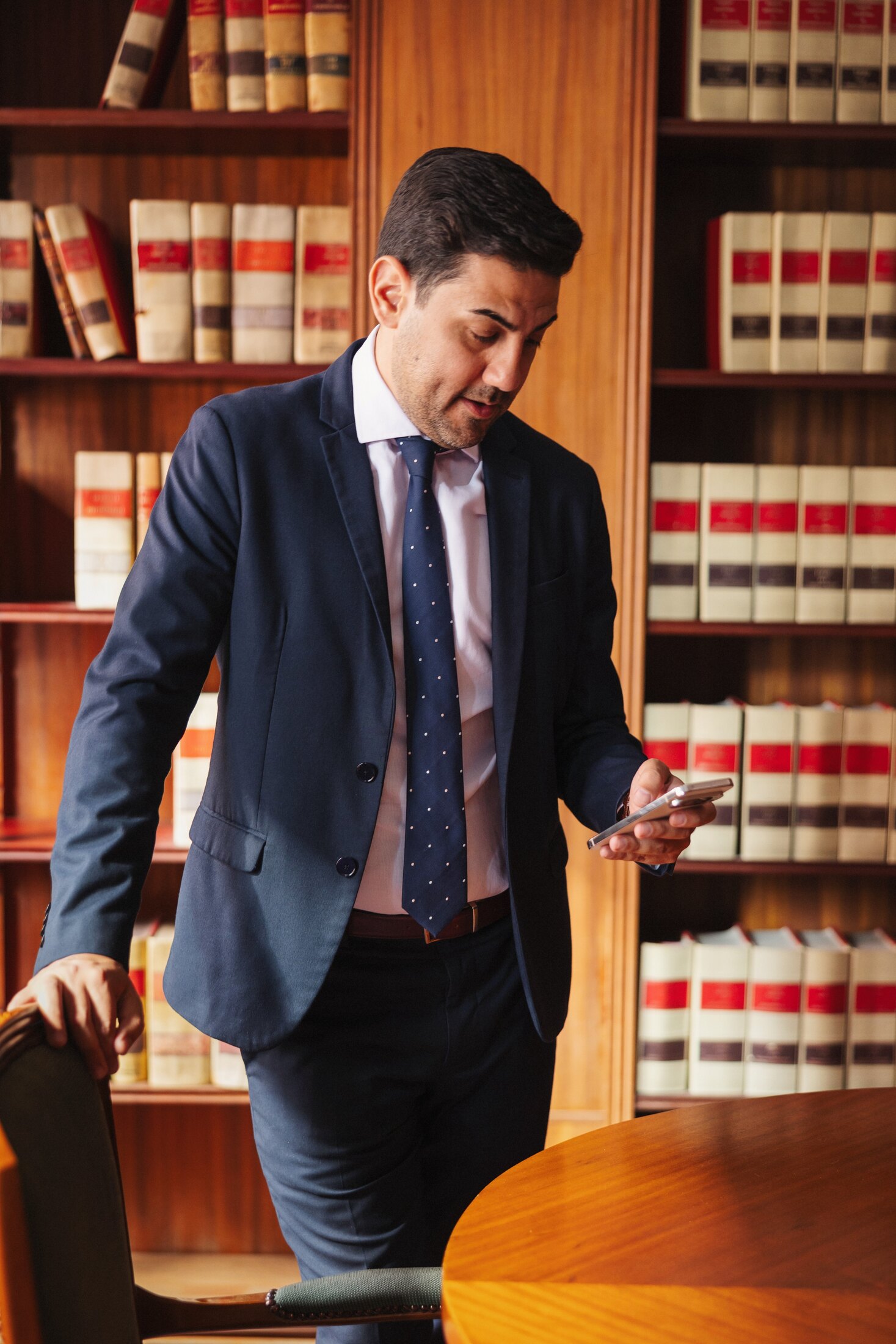 César Robaina revisando documentación y comunicaciones de un procedimiento patrimonial