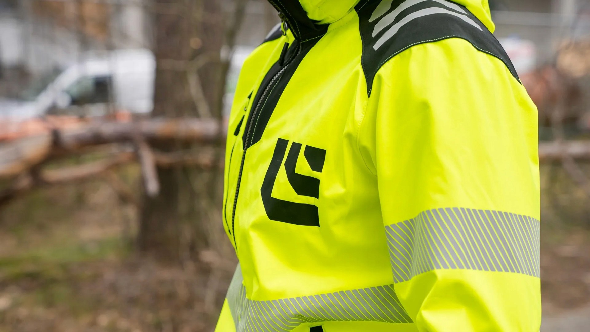 HI-VIS tyovaate ET-saumauksen logolla