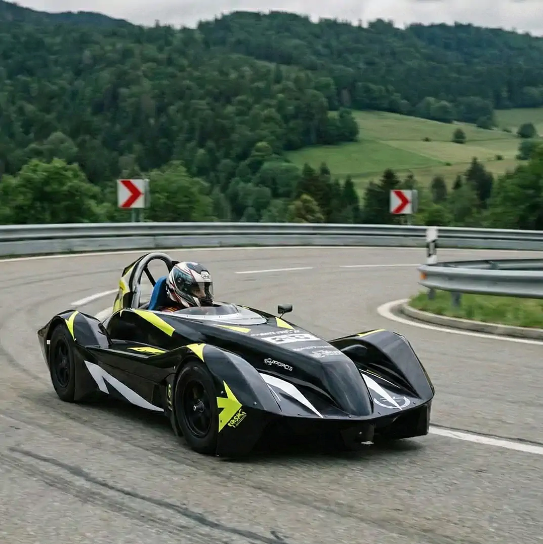 Bolide de speed down numéro 74 négociant un virage serré sur la piste de St-Cergue lors d'une course de caisse à savon