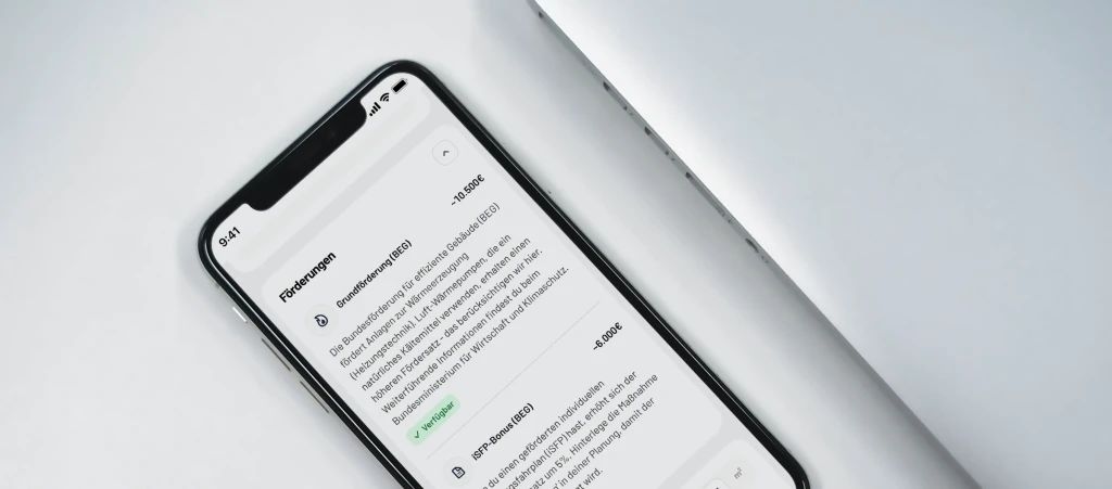 EIn smartphones das die plattform viadukt zeigt. Die Bildschirme zeigen die Maßnahme Fensteraustausch mit passenden Förderungen