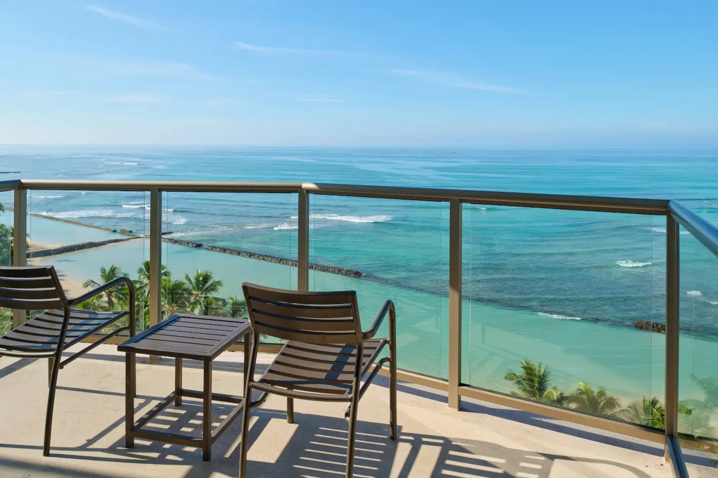 image of the ocean front deluxe room for the circle hotel in waikiki