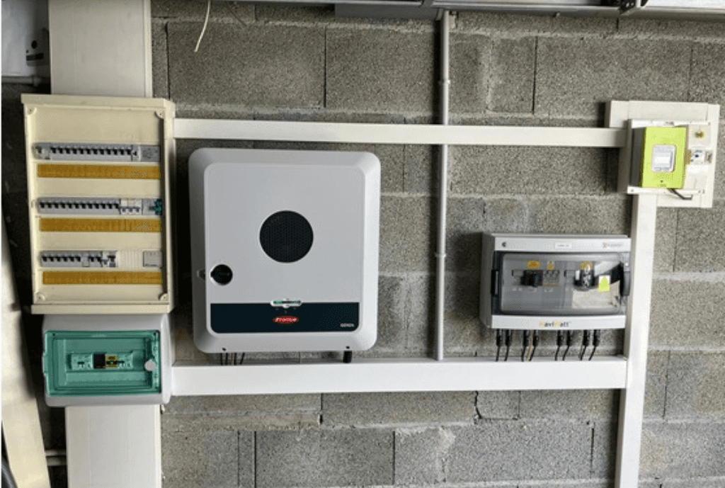 Photo d'un onduleur à La Motte-Servolex équipée de panneaux photovoltaïques dont l'installation a été faite par Solarock.