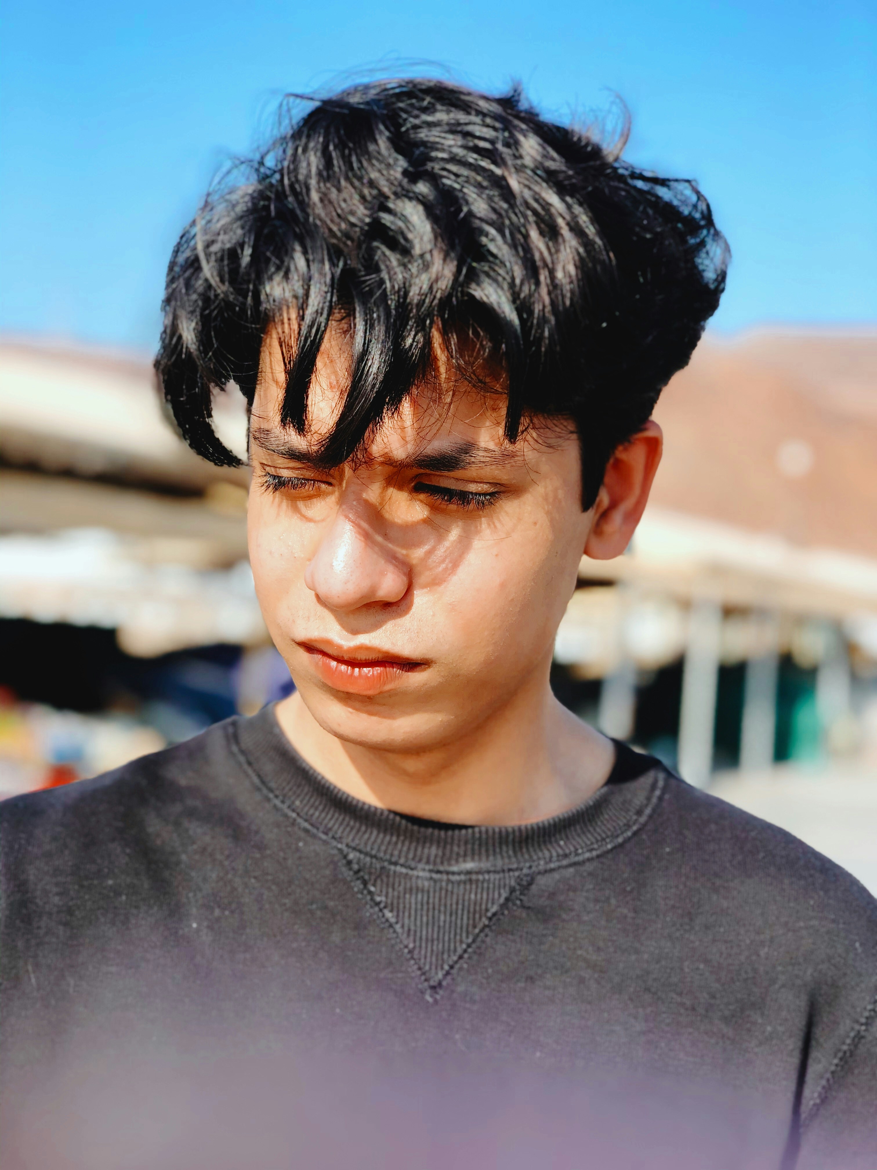 man in black crew neck shirt