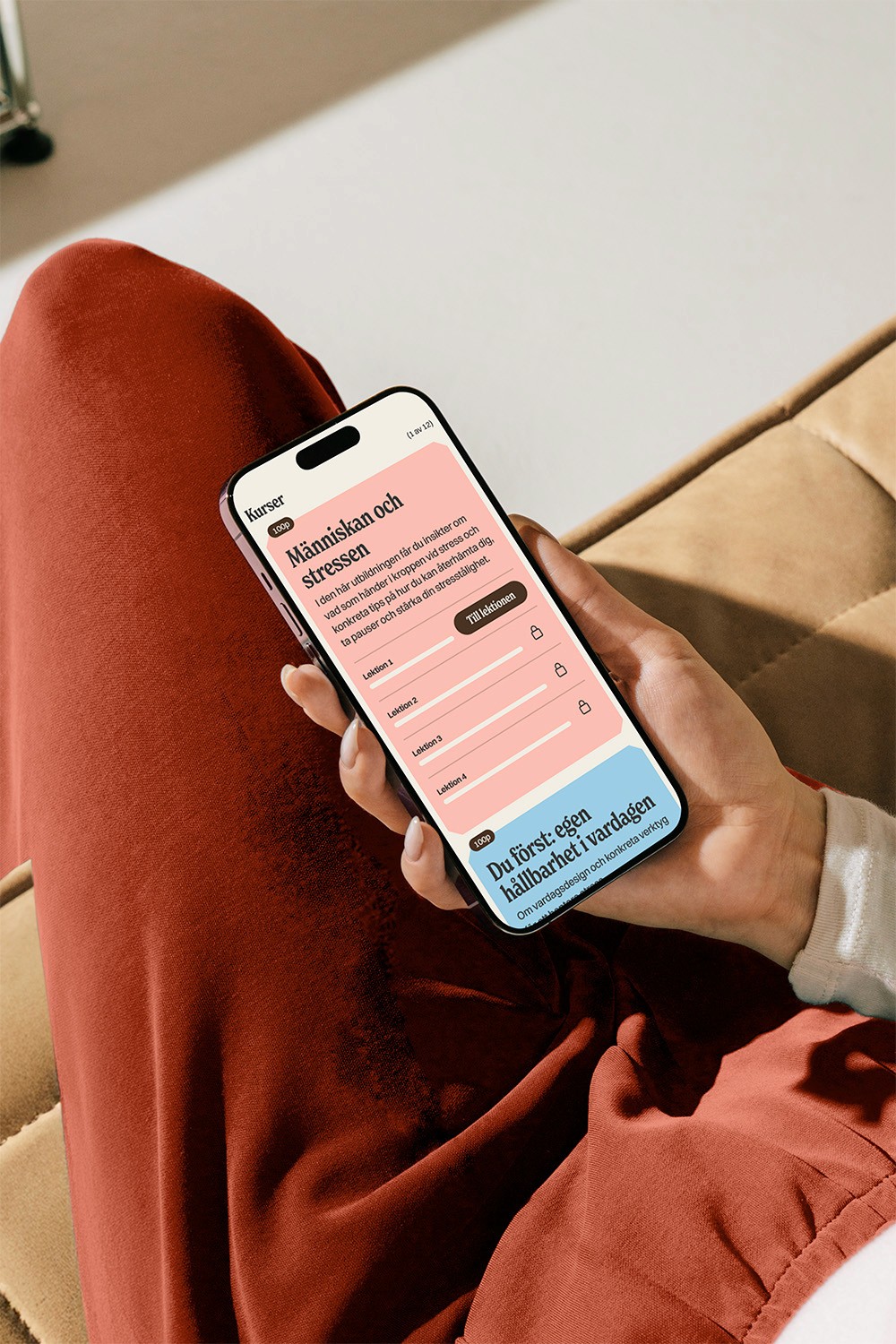 Hyllor fyllda med diverse skor i olika färger och storlekar, vissa par prydligt uppradade medan andra är utspridda och överlappar varandra. Bakgrunden är en vägg av korrugerad metall.