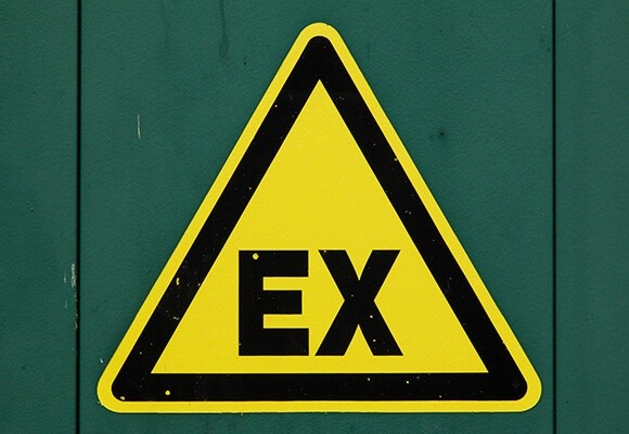 Gelbes Warnschild für Explosionsschutz (EX-Symbol) – Expertise von Franke + Pahl für ATEX-Prüfungen und Sicherheit in Gefahrenzonen gemäß TRBS