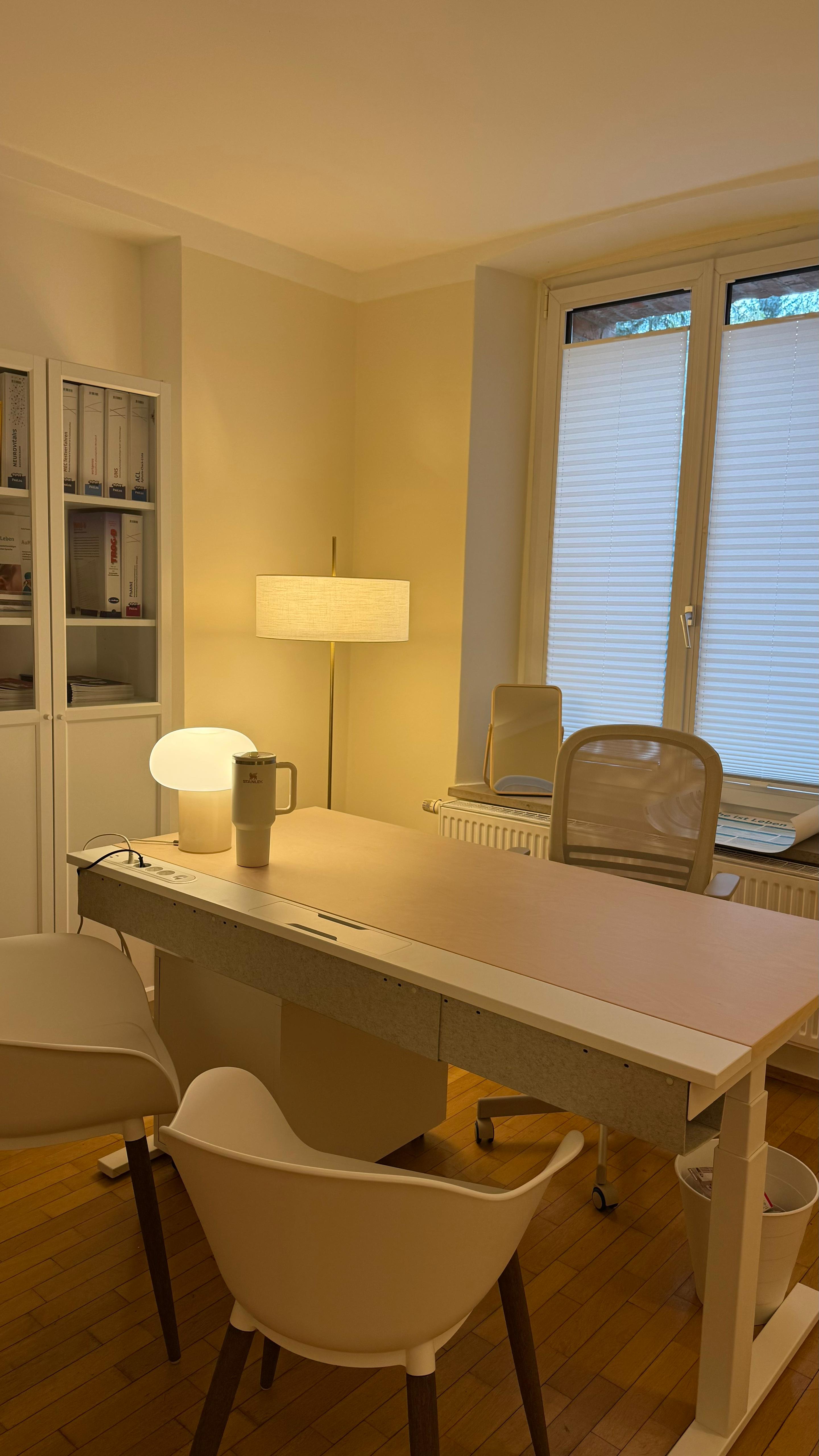 Arbeitsplatz in der logopädischen Praxis – heller, moderner Besprechungsraume