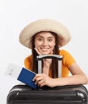 Mulher sorrindo com mala e passaporte pronta para viajar