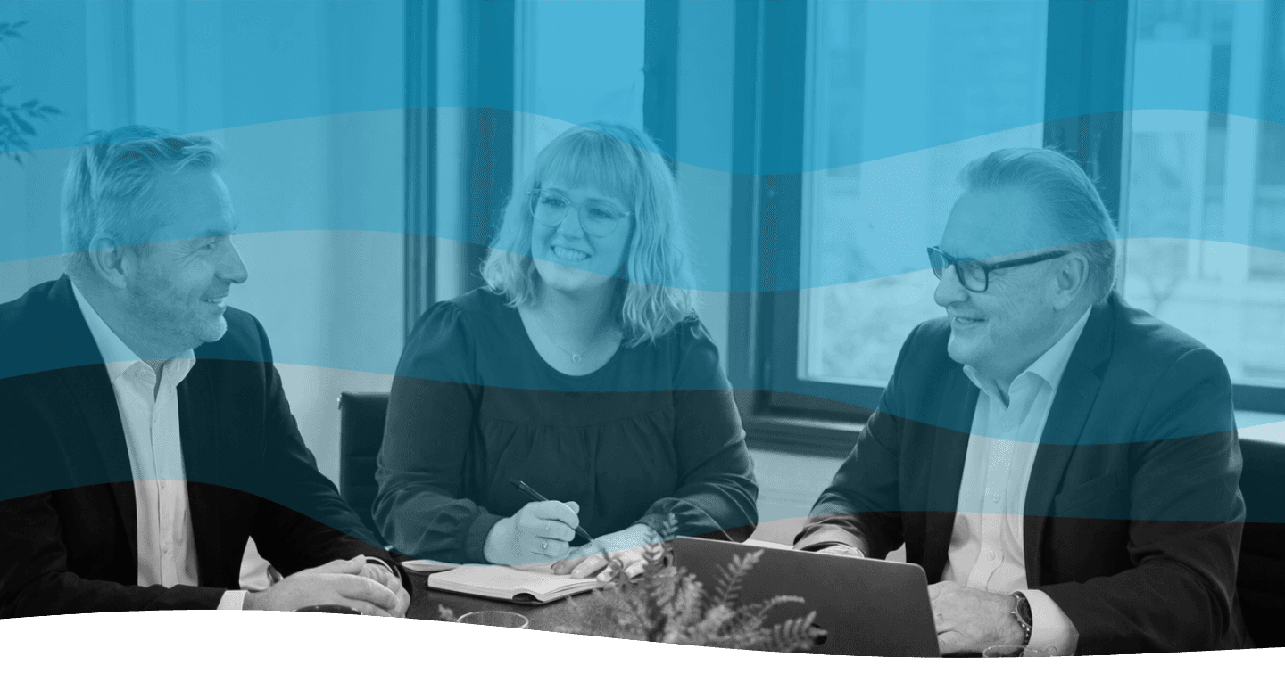 Twee mannen en een vrouw, netjes gekleed, zitten in een vergaderruimte op kantoor