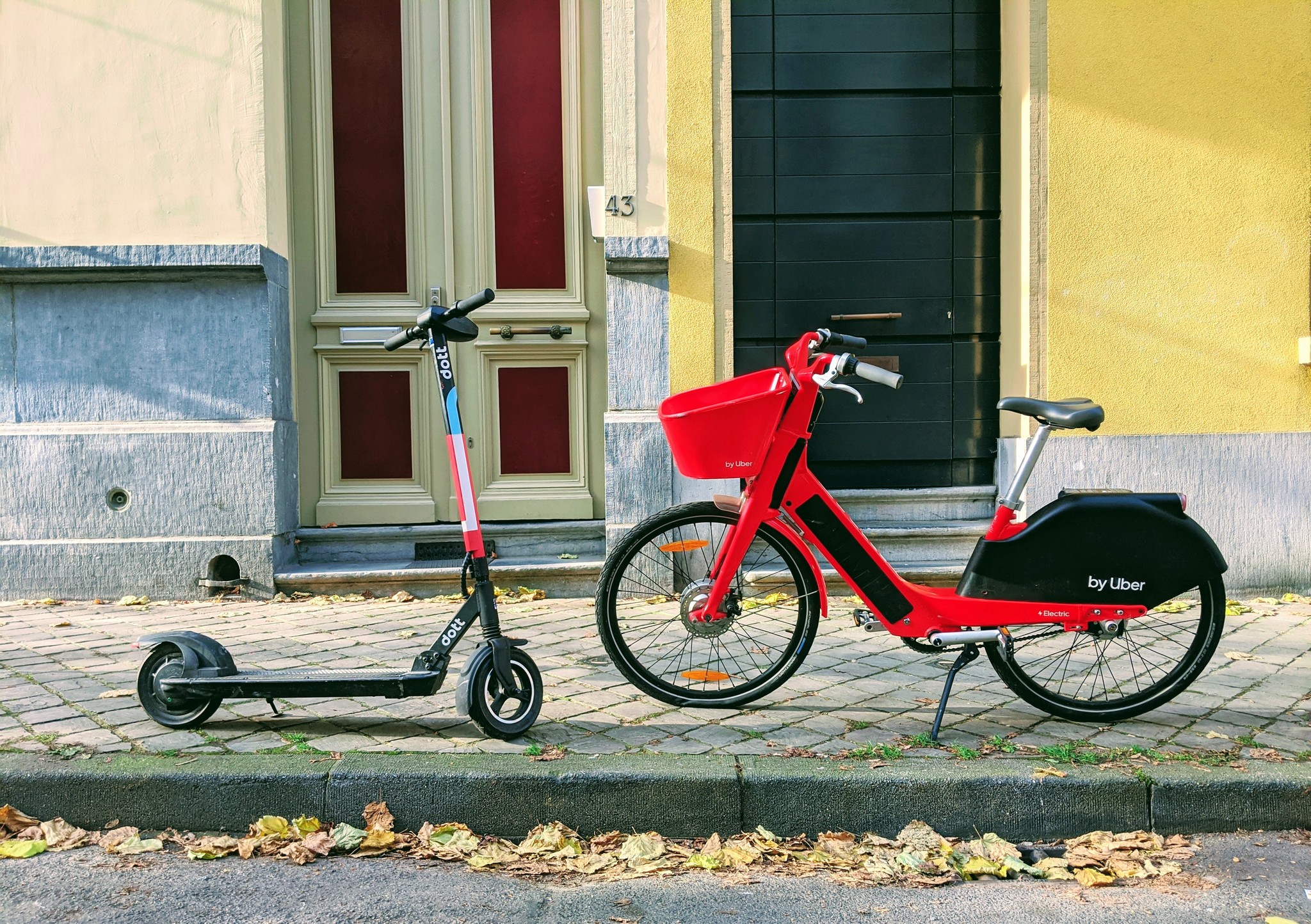 Header image for Nivel website, showing images a scooter in bergen norway