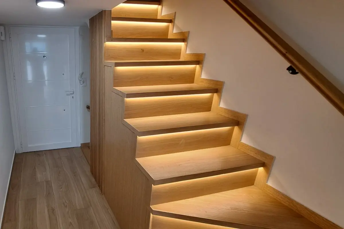 Σύγχρονη σκάλα μεζονέτας στο Σούνιο μετά την ανακαίνιση