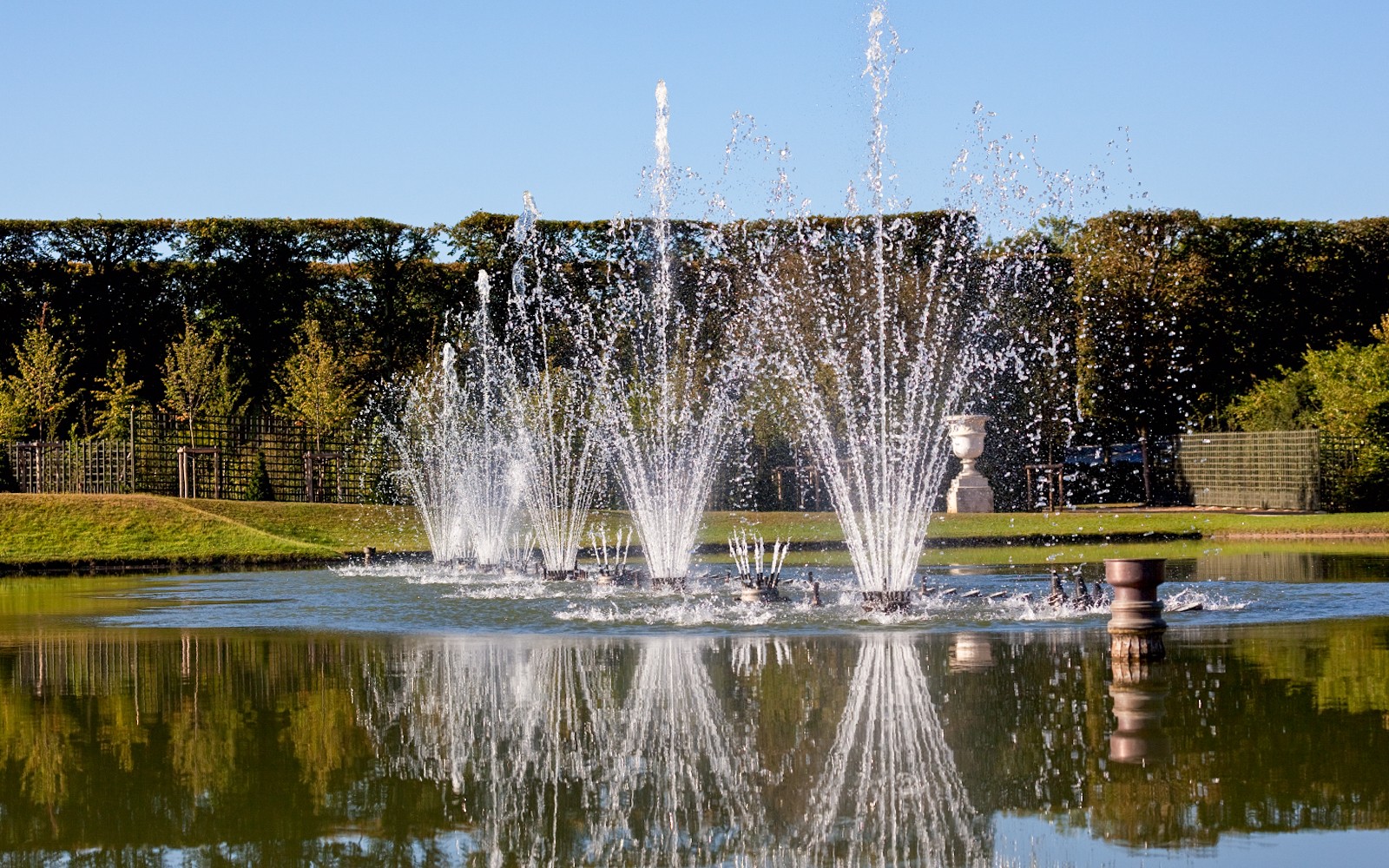 Fuentes en el Palacio de Versalles durante el espectáculo nocturno de las fuentes.