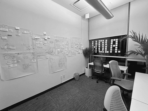 Las oficinas de bettter con multiples boards y papeles rallados que cubren sus paredes