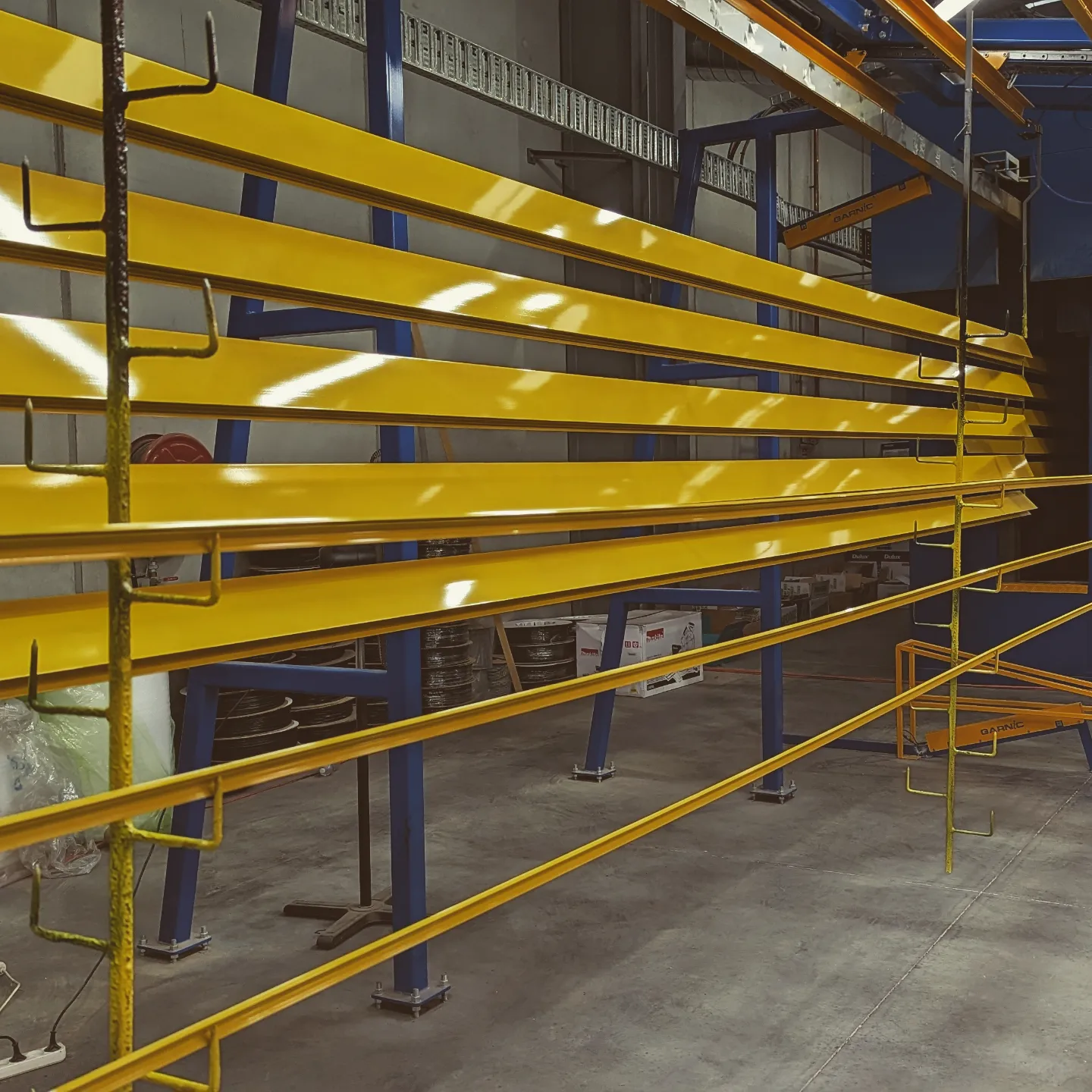 powder coated  aluminium extrusion with yellowcolor