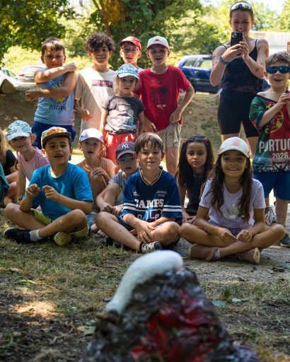 Le groupe réuni autour du masque géant