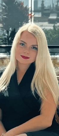 Jonathan Richardson - creator of the online course "AI in Business", wearing a suit, exuding confidence and professionalism.