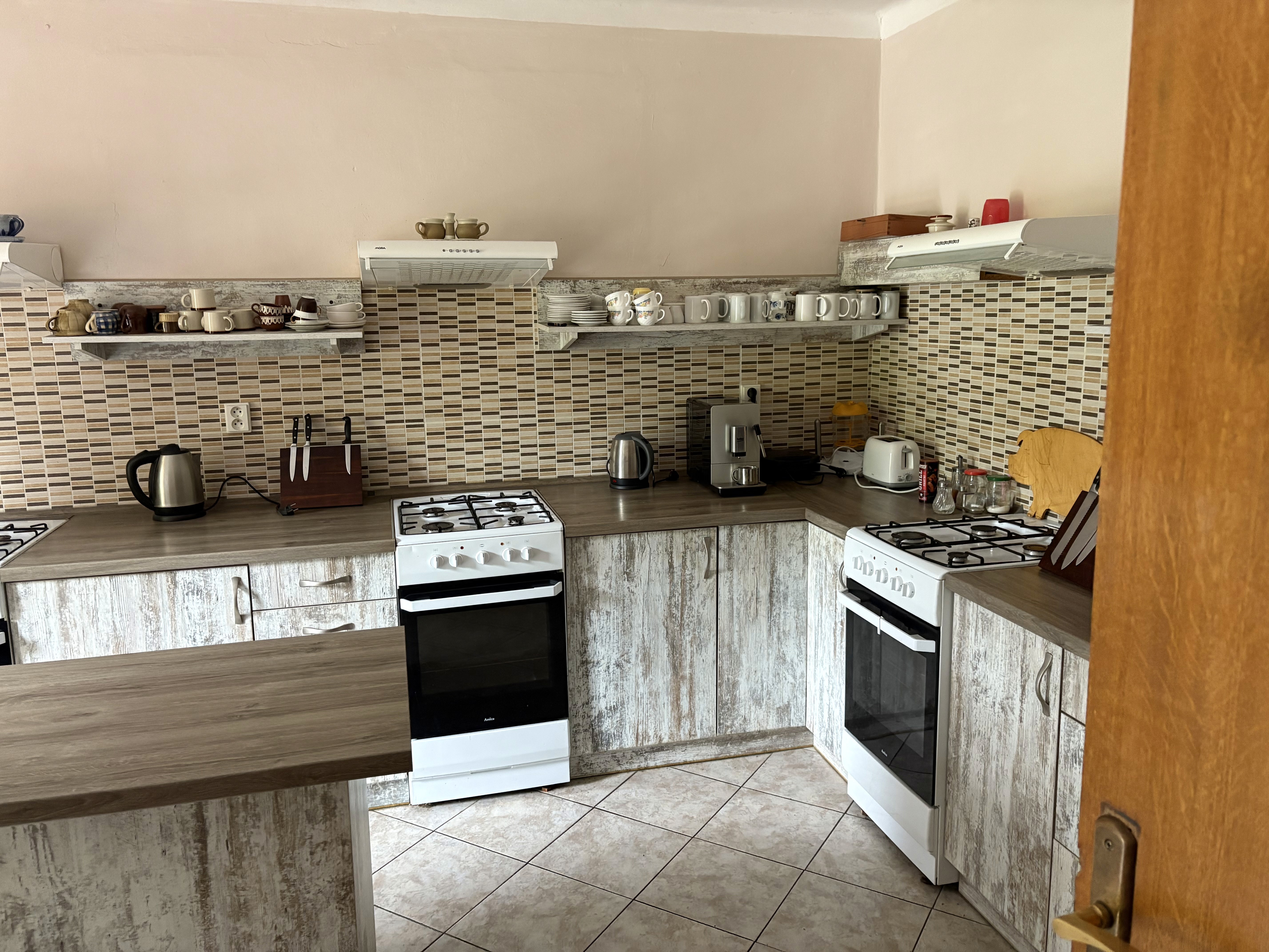 Užijte si večery ve společném prostoru s posezením, barem a kamny. Ideální místo pro sdílené chvíle a zábavu, kde si můžete zahrát pingpong nebo šipky.