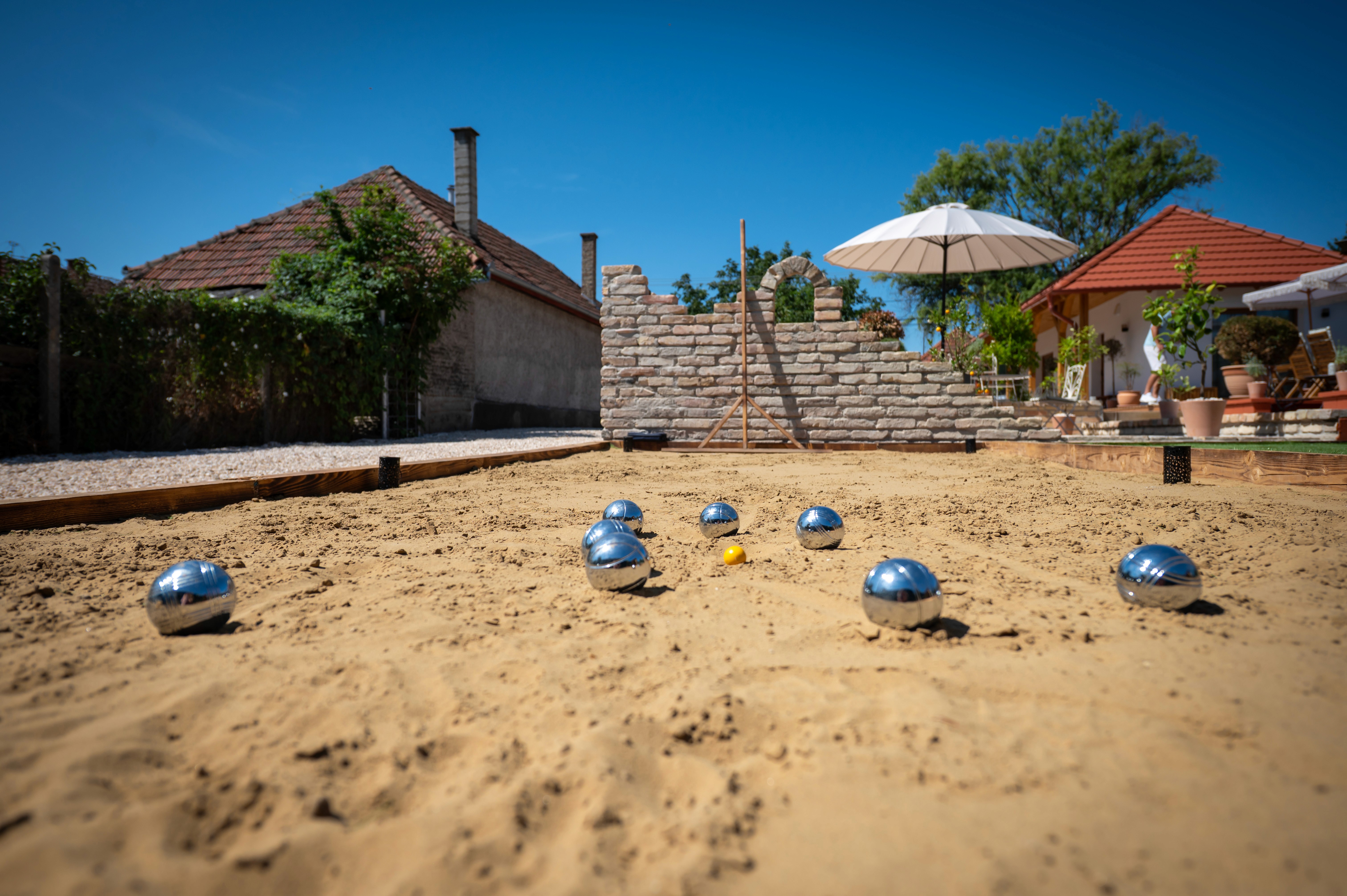 Homokozóban lévő játékok. 