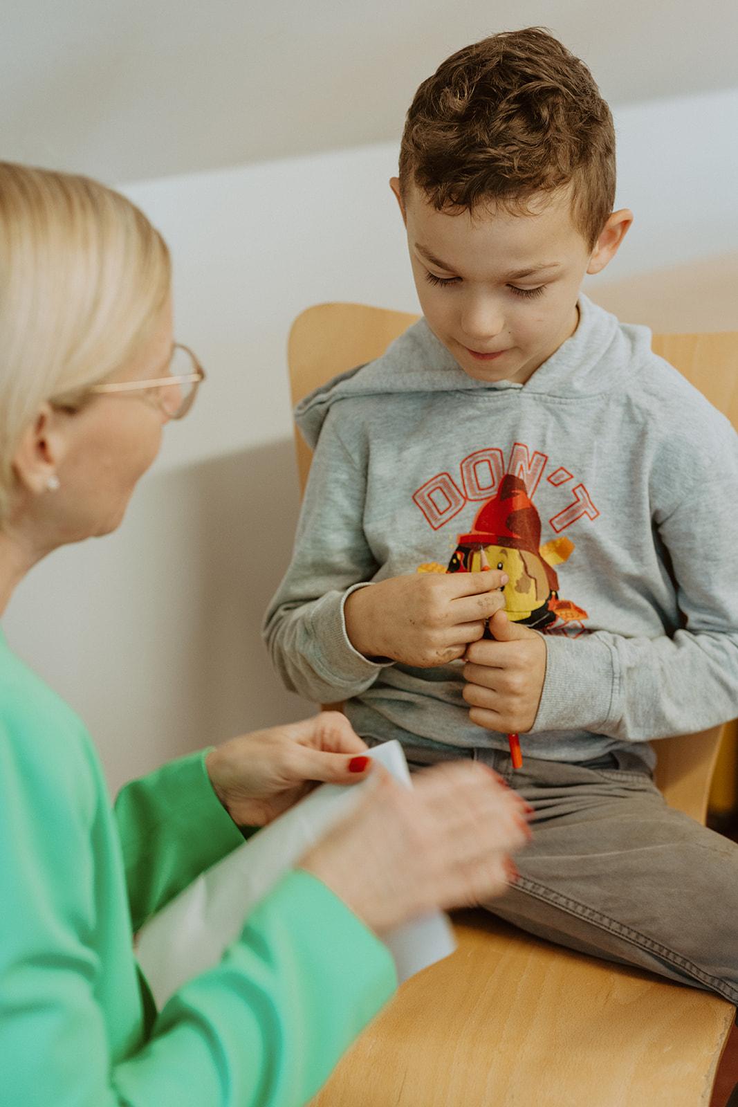 Nadine Gaebel bei der Betreuung eines einzlenen Kindes für mehr Mut und Tapferheit