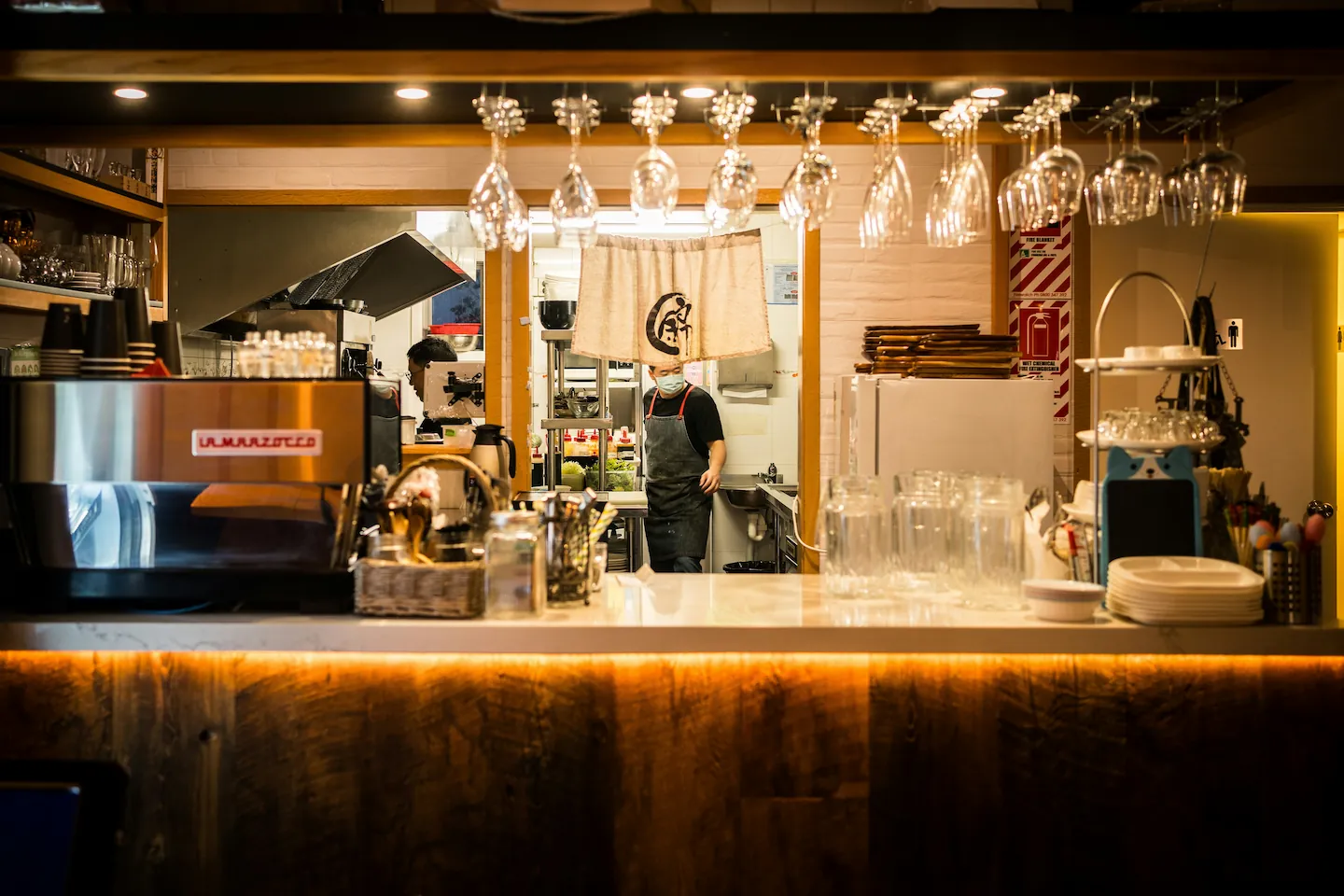 Barmanka v kavárně znázorňující kompletní automatizaci rezervací, plateb a fakturace pro služby