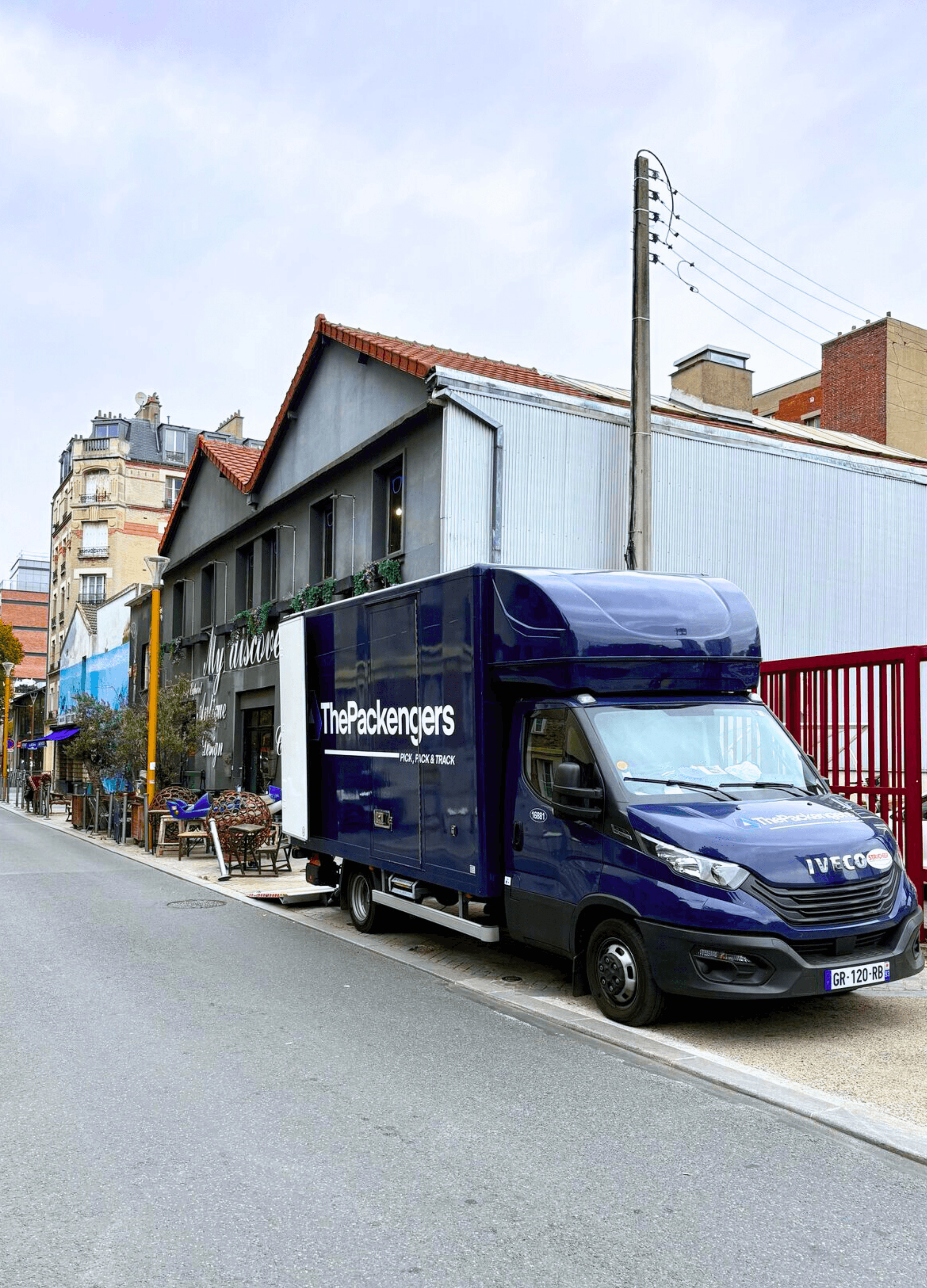 Le camion de livraison ThePackengers est garé sur le bord de la rue