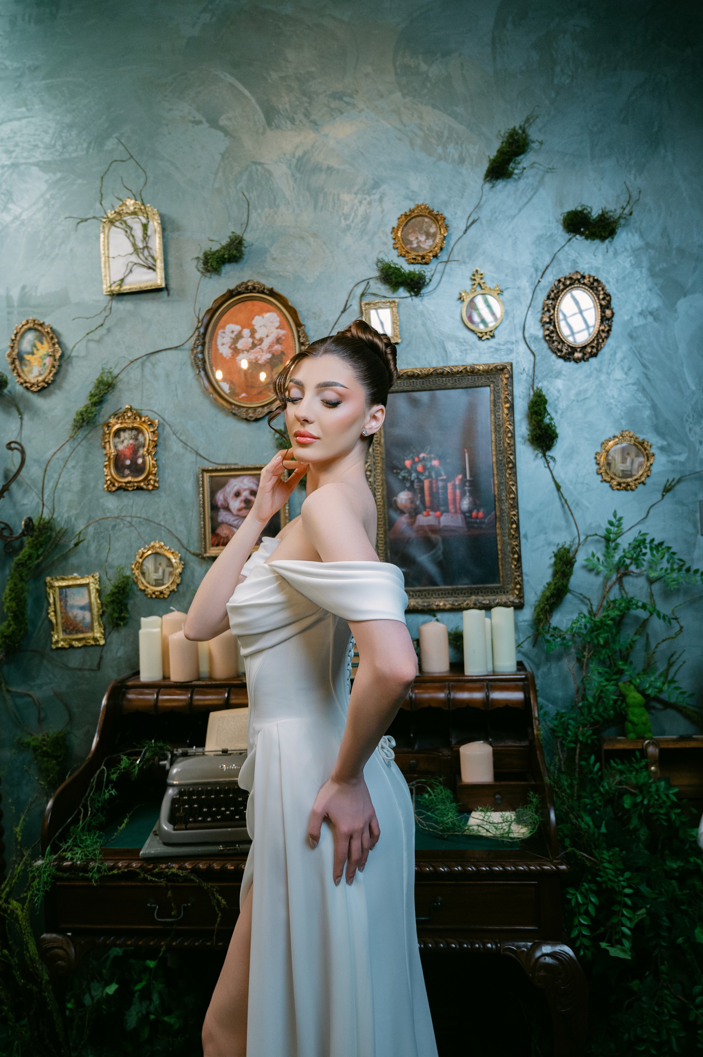 Mireasă fotografiată într-un decor artistic cu rame aurii și accente botanice, ședință foto bridal în București