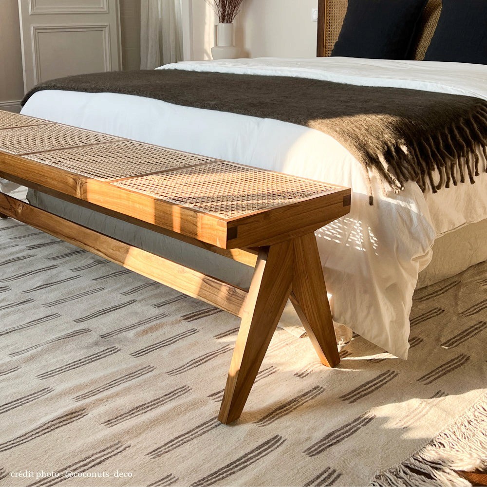 chaise en bois de teck sur fond gris