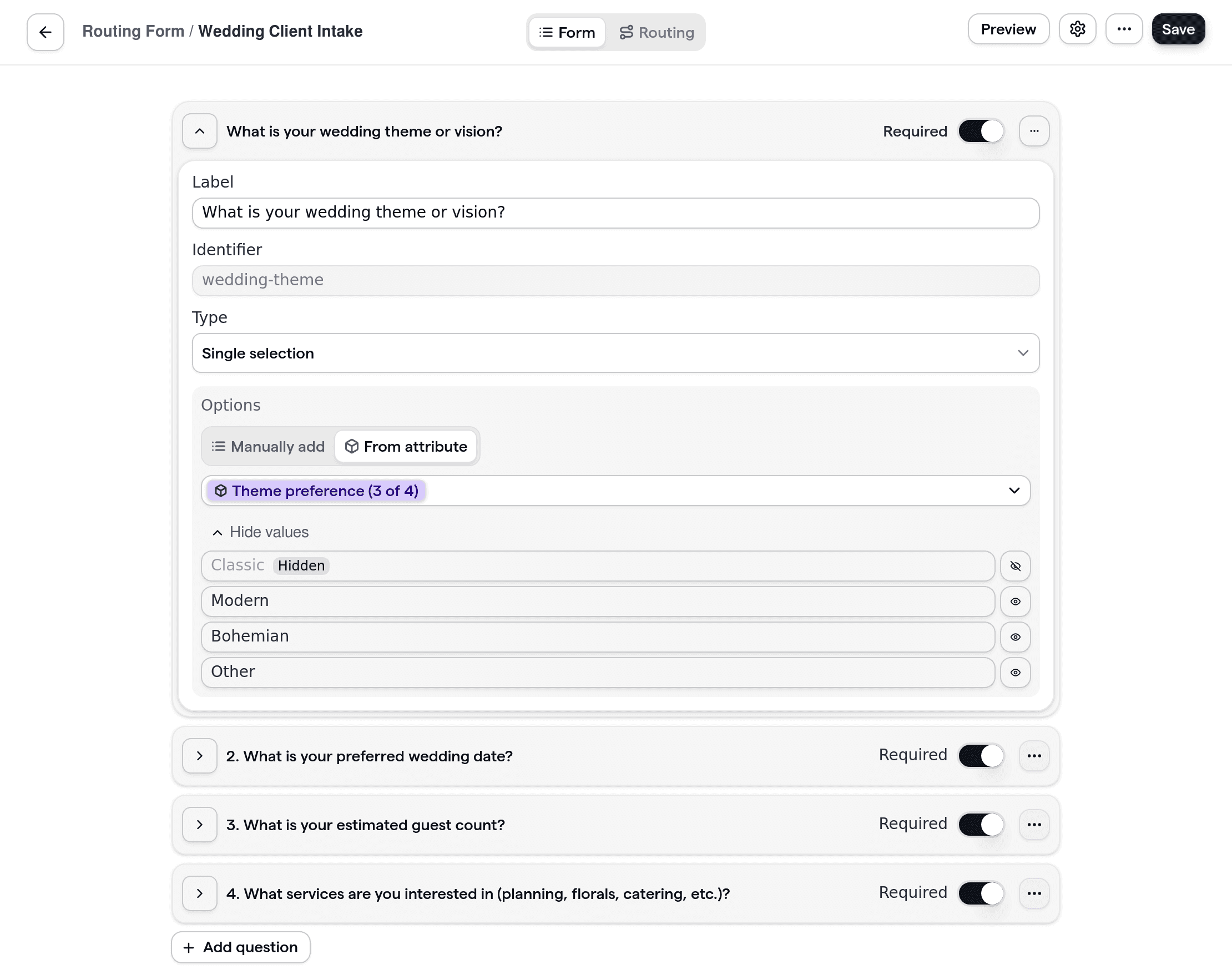 Ein Cal.com-Routingformular für Hochzeitsplaner, das Aufnahmefragen wie Hochzeitsdatum, Gästeanzahl und Dienstleistungsvorlieben zeigt. Das Formular ist individuell für Paare angepasst, die ihre Hochzeit planen.