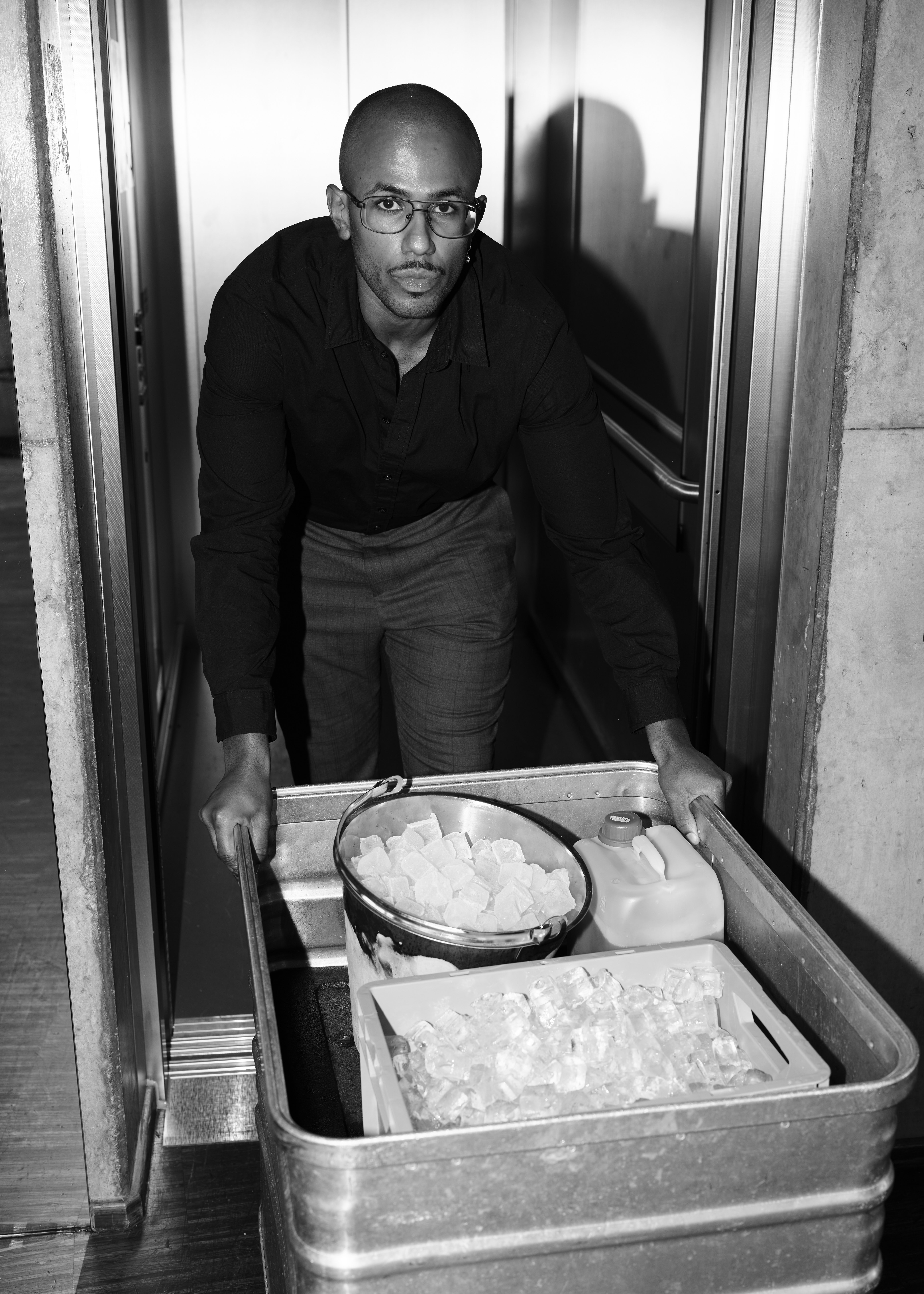 Servicekraft im Schöllmanns in Offenburg mit Teller