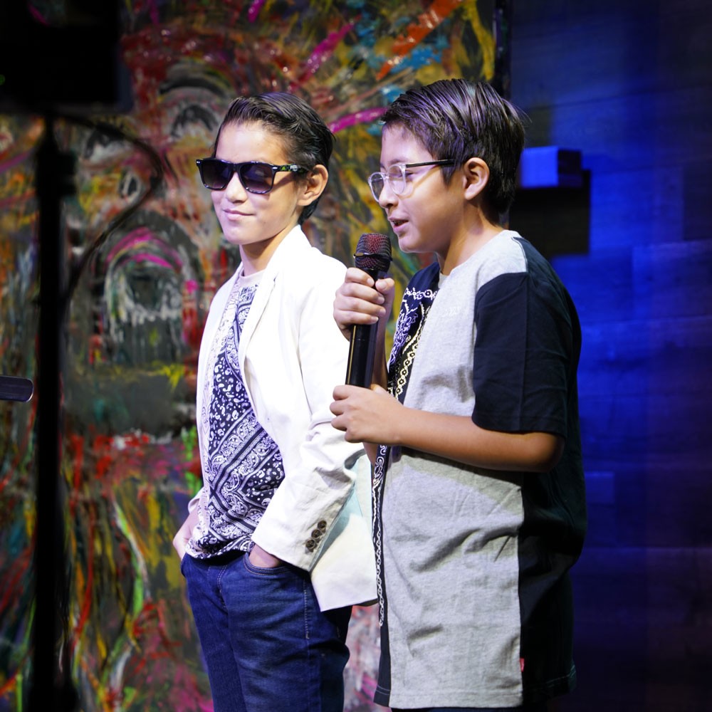 Niños hablando en la iglesia