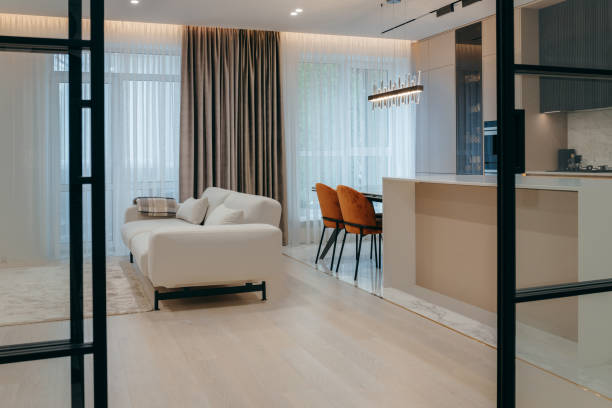 Luxe woonruimte na complete woningrenovatie in Groningen met lichte vloer, moderne keuken en warme interieurstijl