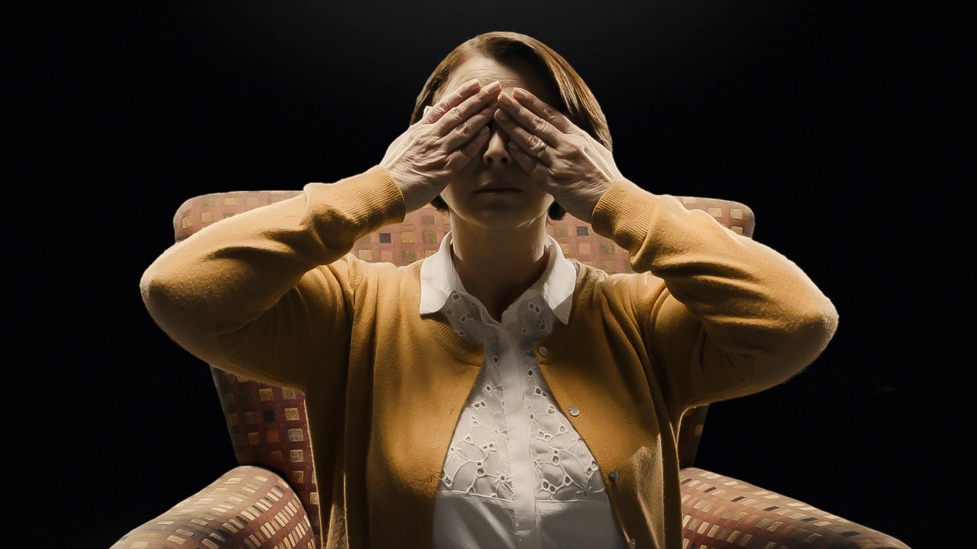 Immersive lobby with suspended lighting and media welcome