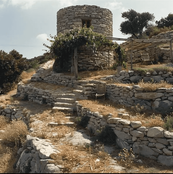 Terraza agrícola con jardín que rodea los refugios de piedra en Folegandros