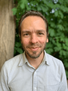 man in black crew neck shirt