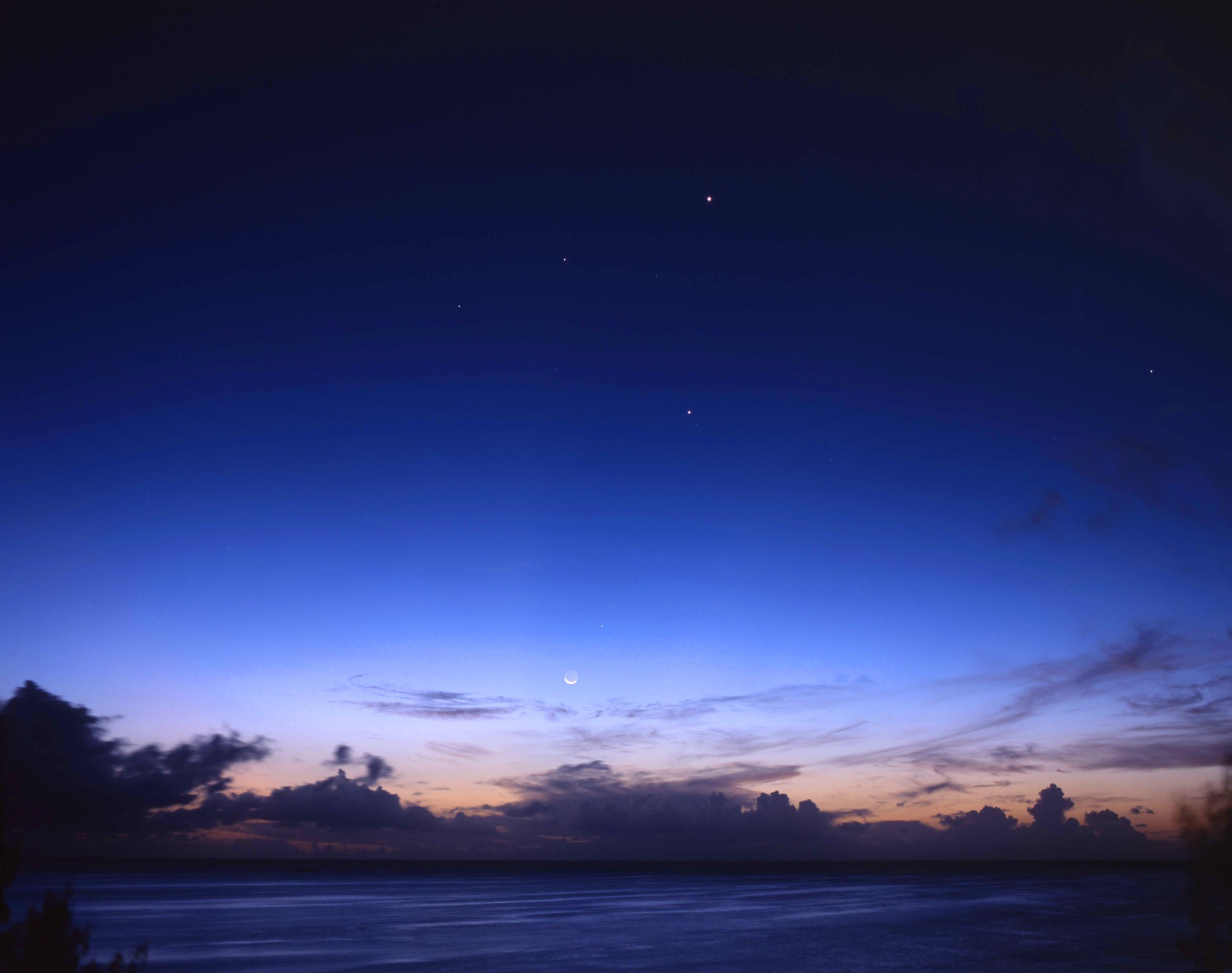 photography of dam during daytime