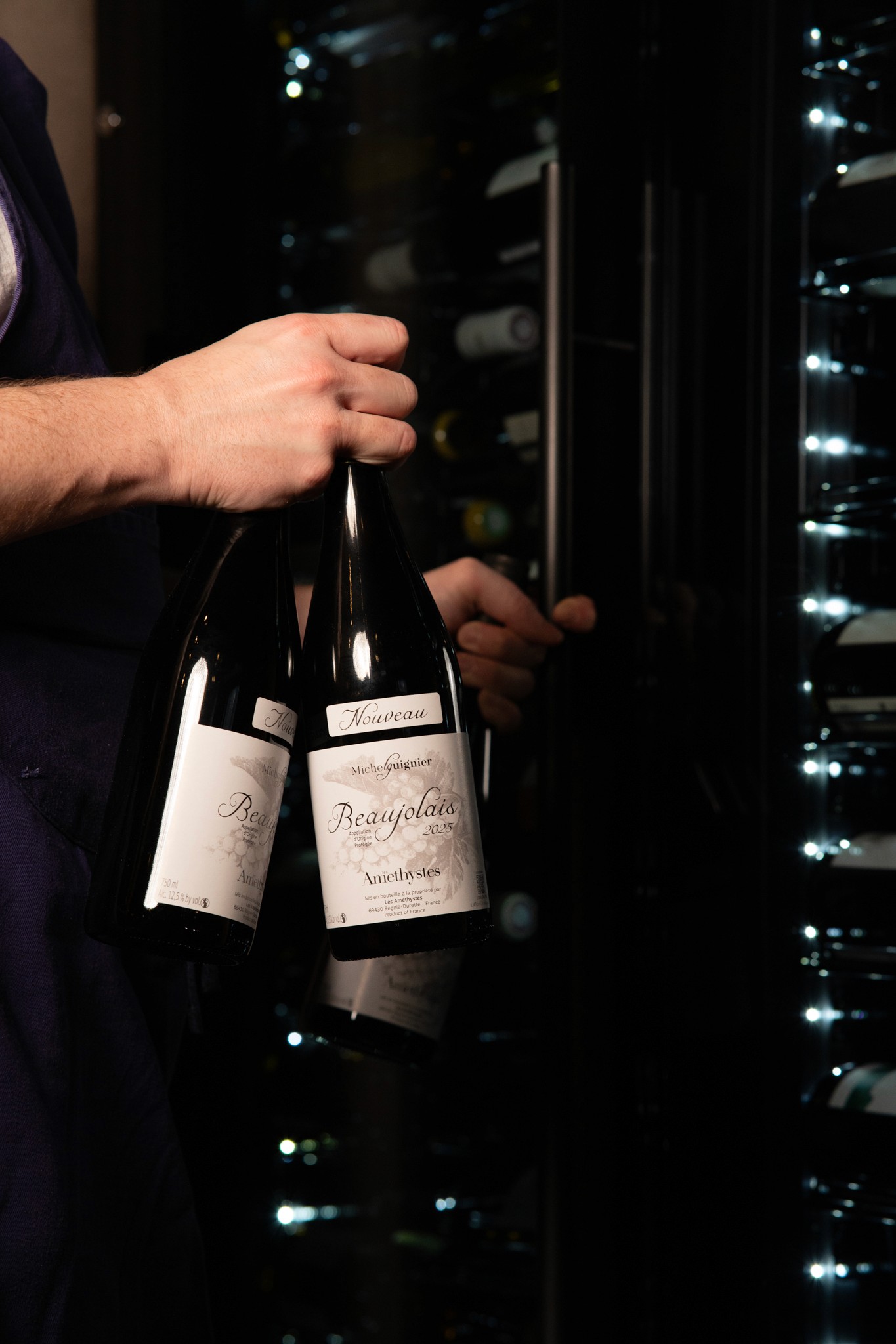 Photo du Beaujolais nouveau 
exposées dans la cave à vin de La Coupe d’Or à Vichy, illustrant un large choix de références locales et françaises, disponibles à emporter ou à déguster sur place avec droit de bouchon.