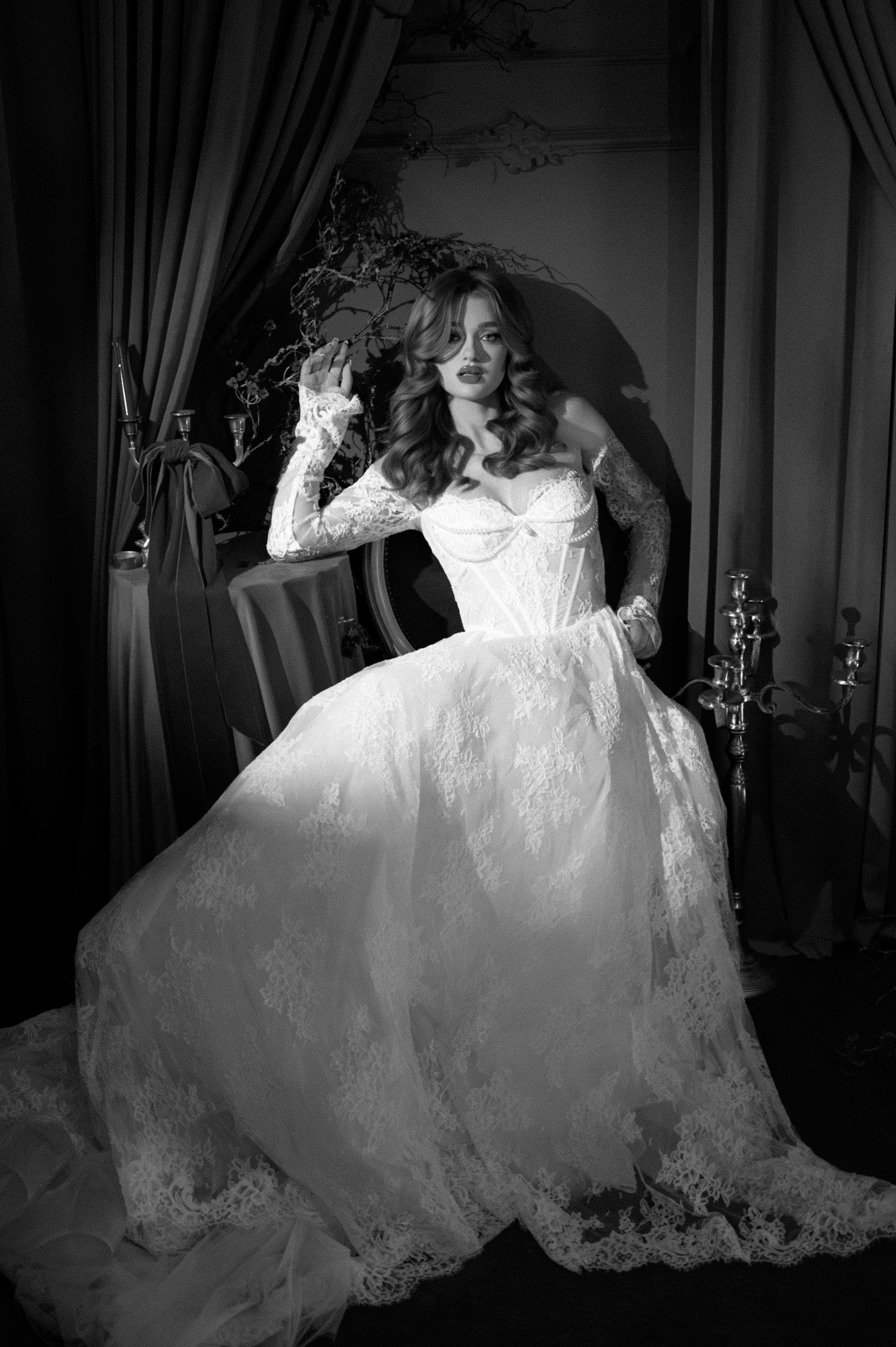 Fotografie de nunta dramatica alb negru cu mireasa