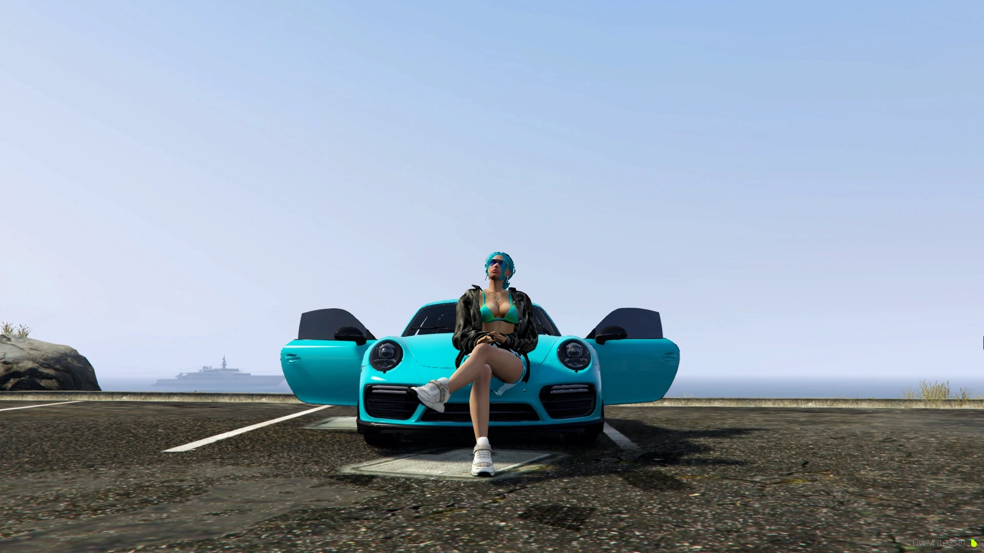 Aura Martinez, un personaggio di GTAV Roleplay, sedeta sul cofano della sua Porche 911r. Fivem Italia, Aura RP.