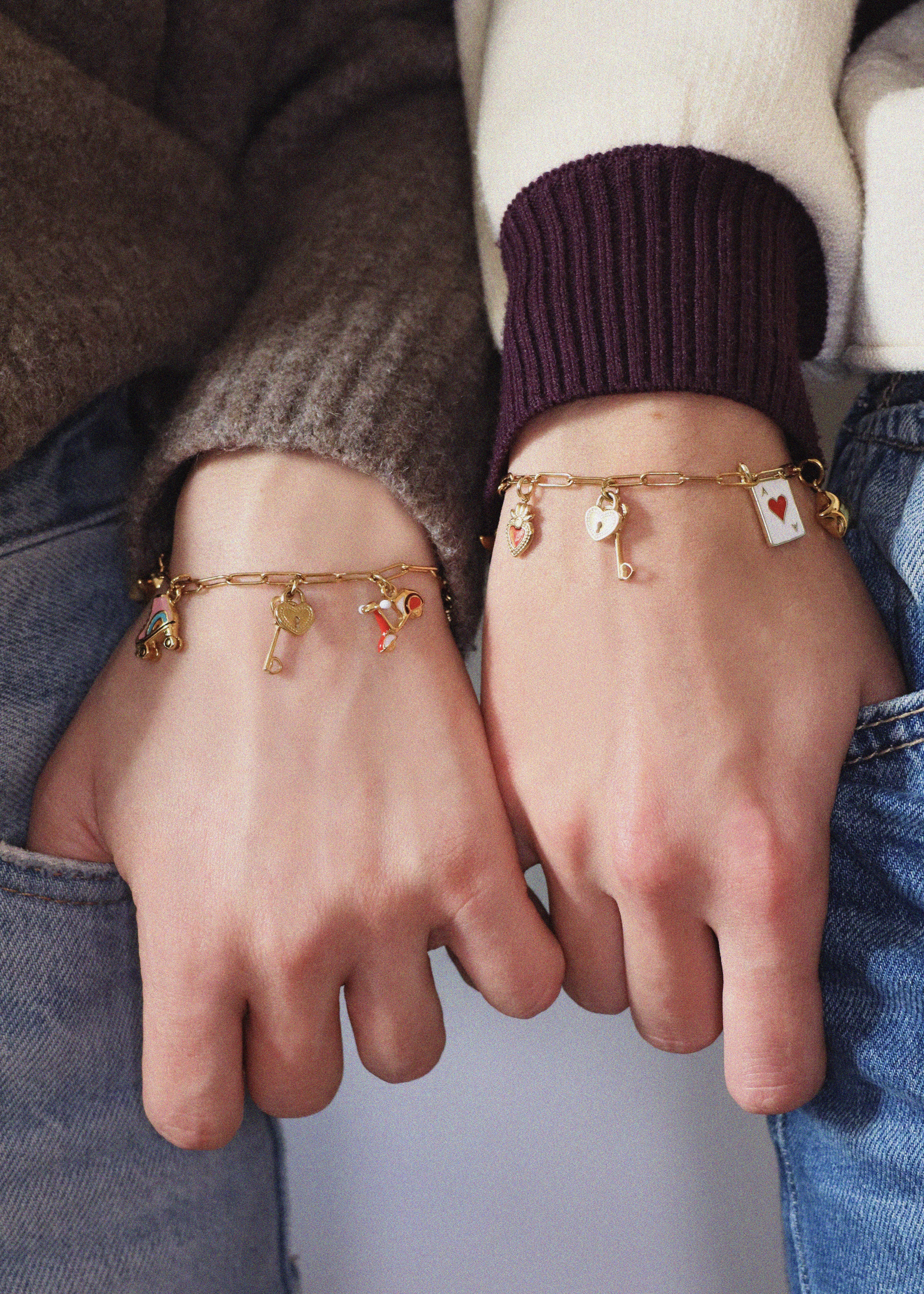 Gioiello artigianale Laura Sciunnach fotografato da Aura Studio, agenzia di comunicazione genovese, per la creazione di contenuti social.